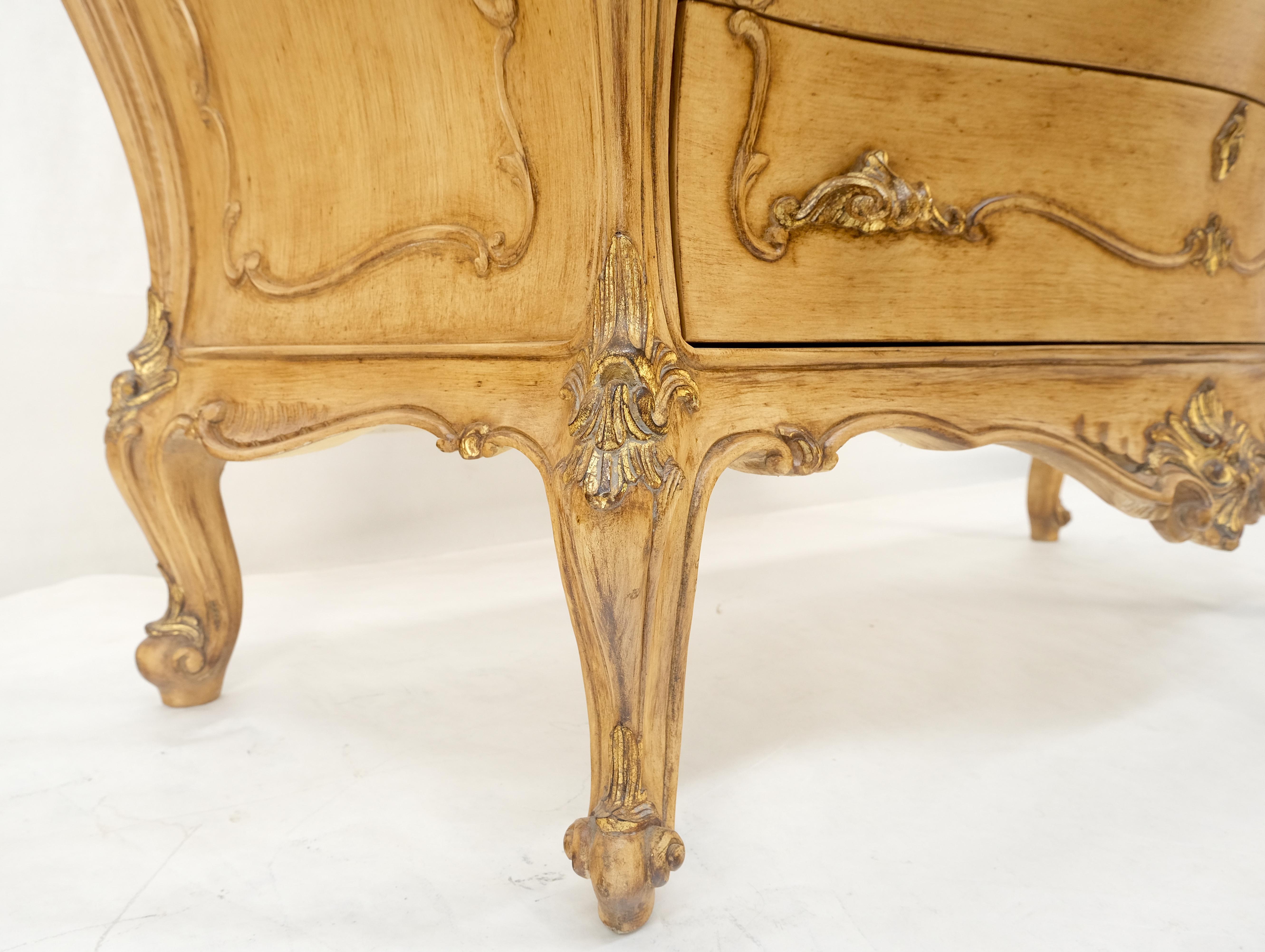 Console à 3 tiroirs de style Bombay peinte et décorée de volutes sculptées en vente 9