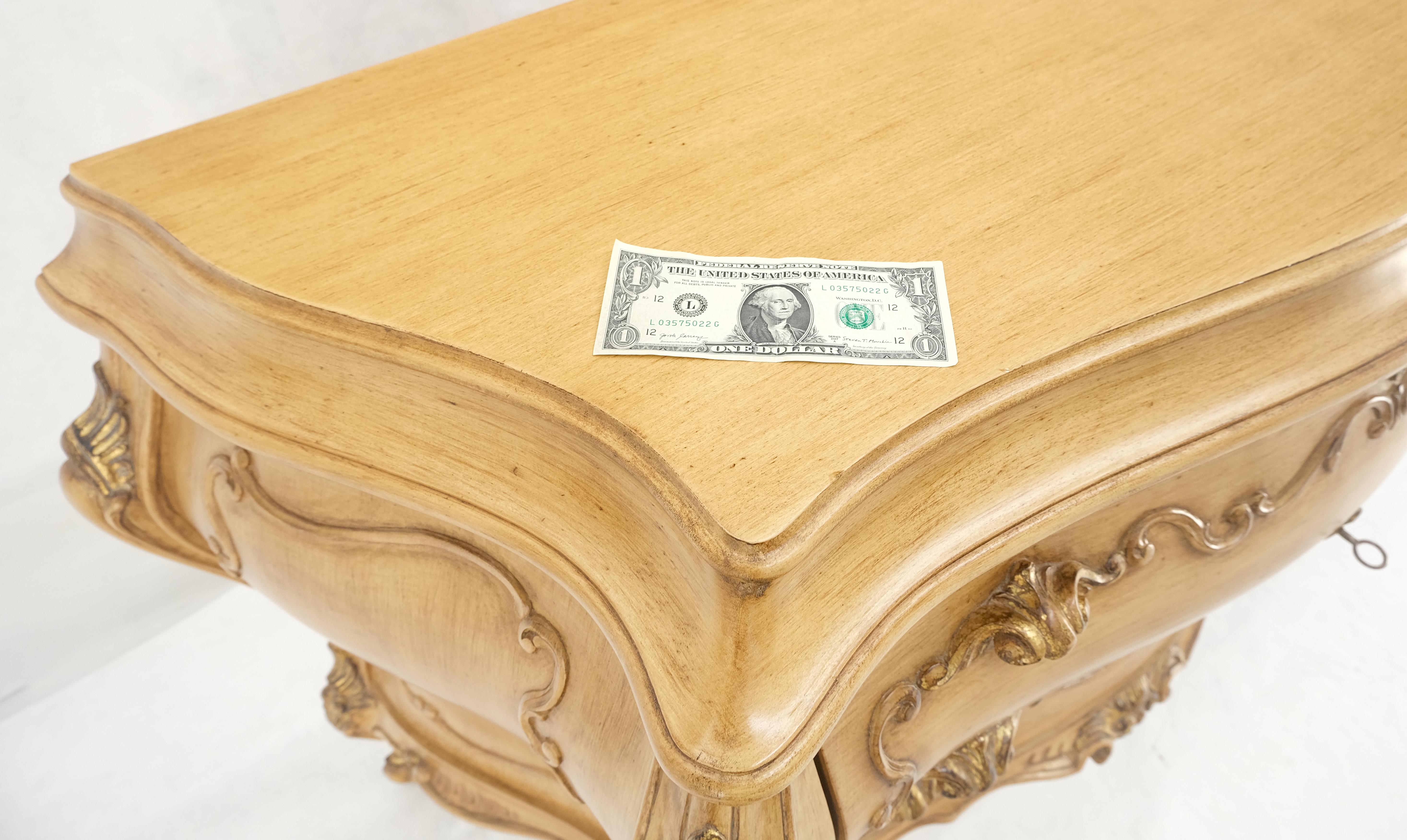 Console à 3 tiroirs de style Bombay peinte et décorée de volutes sculptées en vente 10