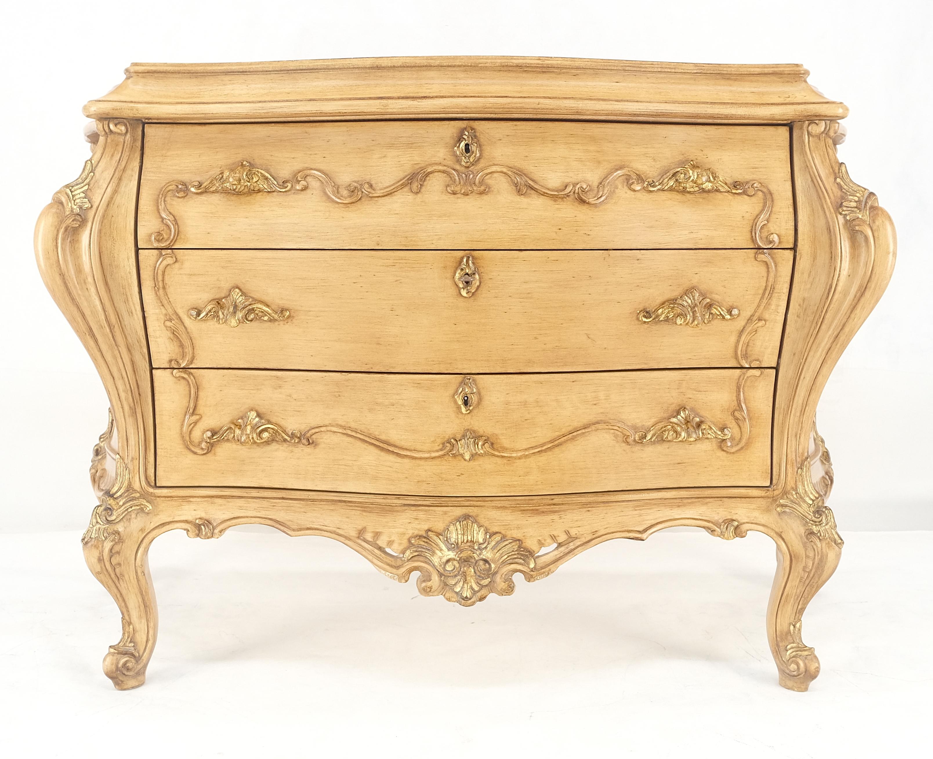 Provincial français Console à 3 tiroirs de style Bombay peinte et décorée de volutes sculptées en vente