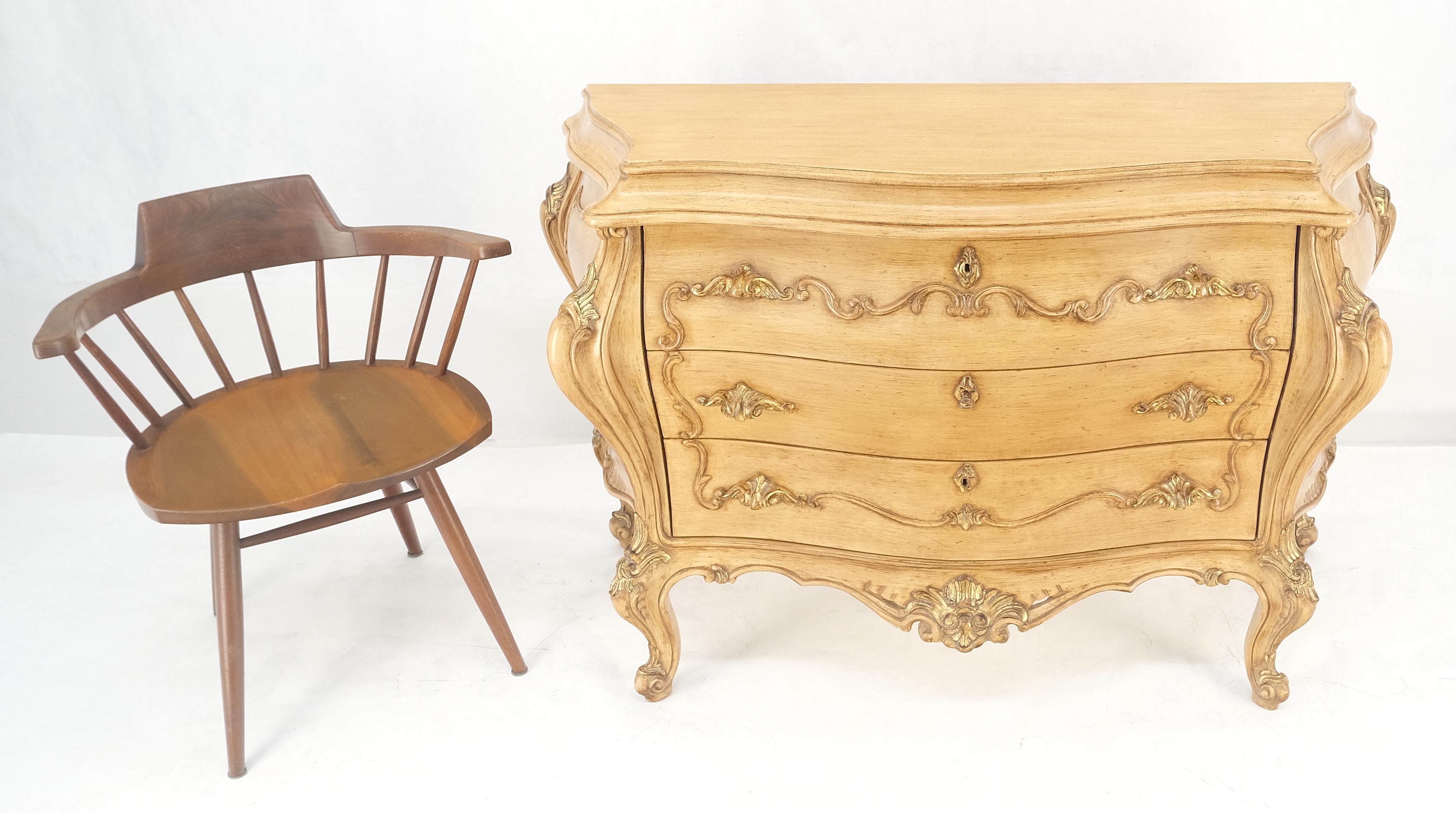 italien Console à 3 tiroirs de style Bombay peinte et décorée de volutes sculptées en vente