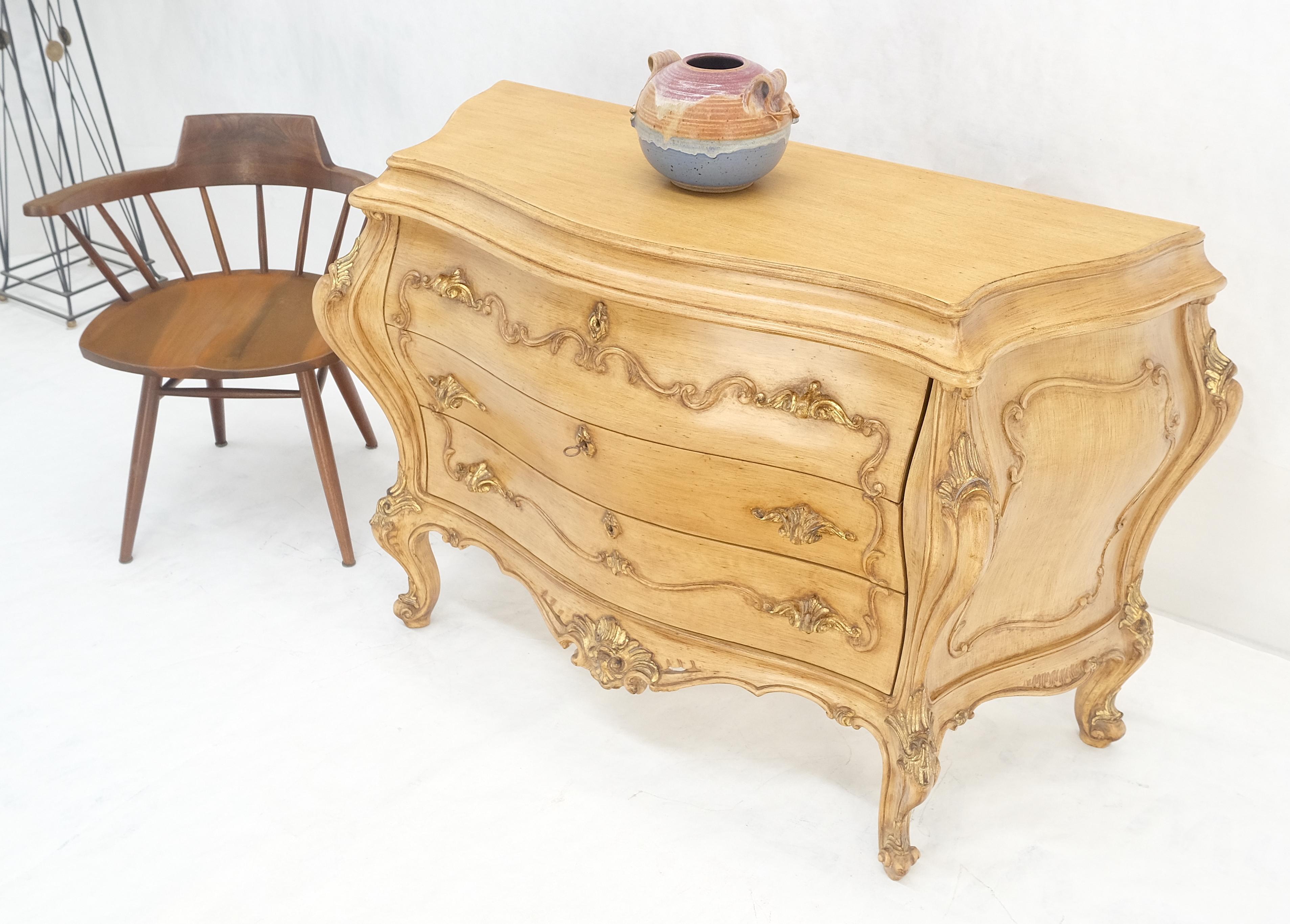 Sculpté Console à 3 tiroirs de style Bombay peinte et décorée de volutes sculptées en vente