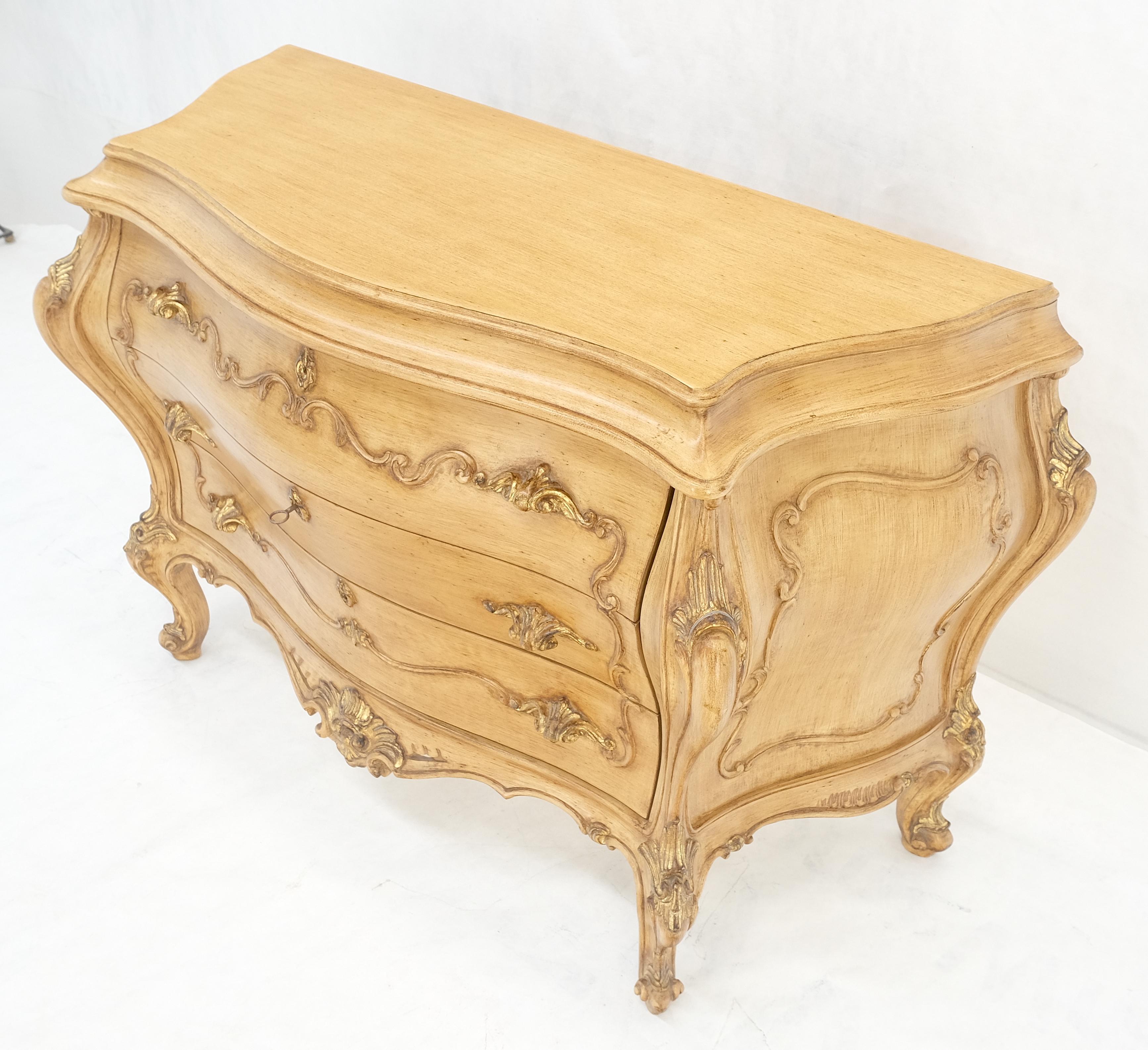 Console à 3 tiroirs de style Bombay peinte et décorée de volutes sculptées Excellent état - En vente à Rockaway, NJ