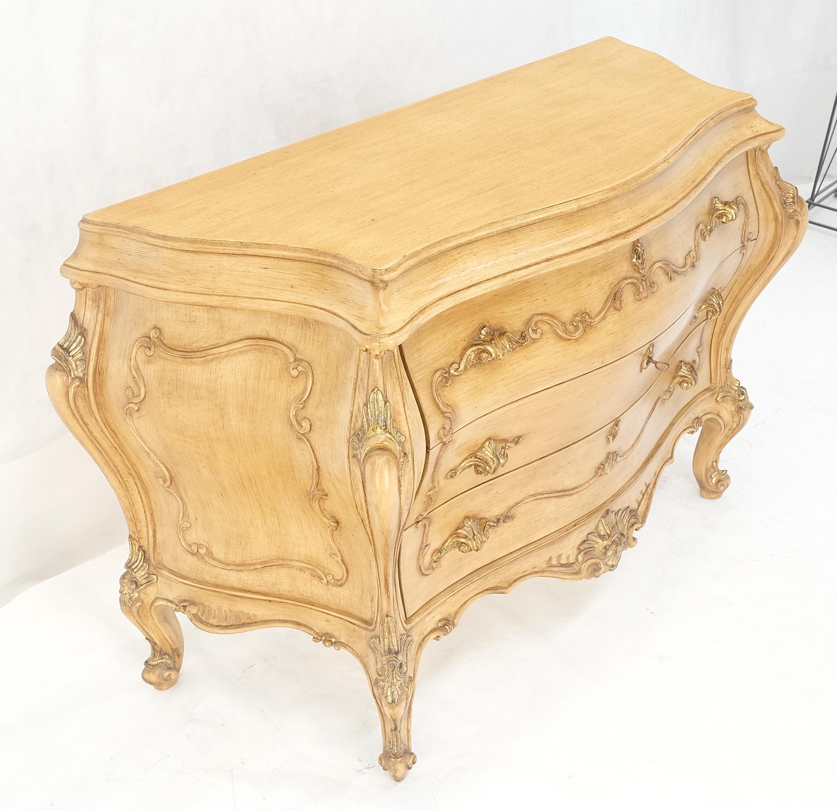 20ième siècle Console à 3 tiroirs de style Bombay peinte et décorée de volutes sculptées en vente