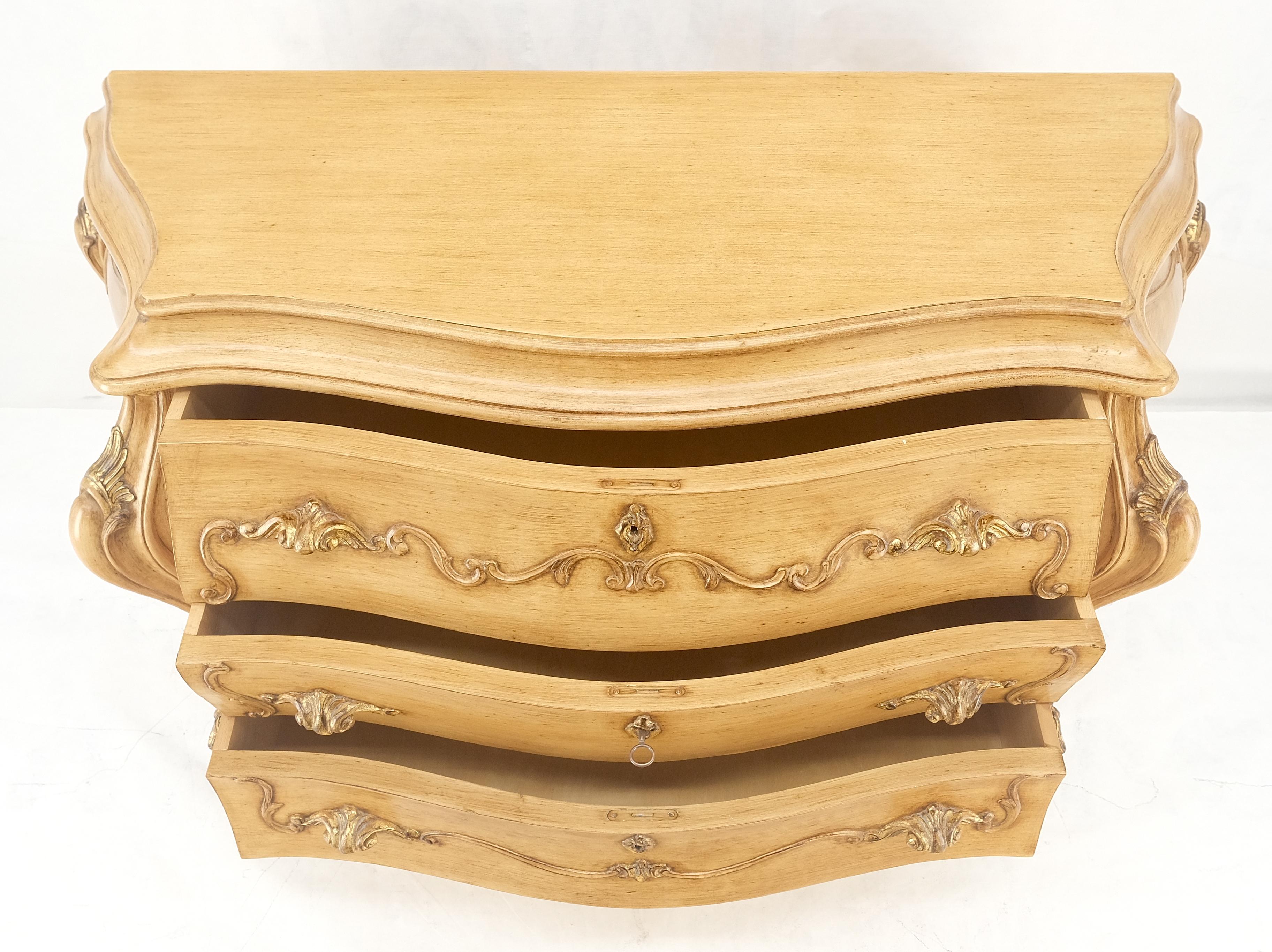 Bois de feuillus Console à 3 tiroirs de style Bombay peinte et décorée de volutes sculptées en vente