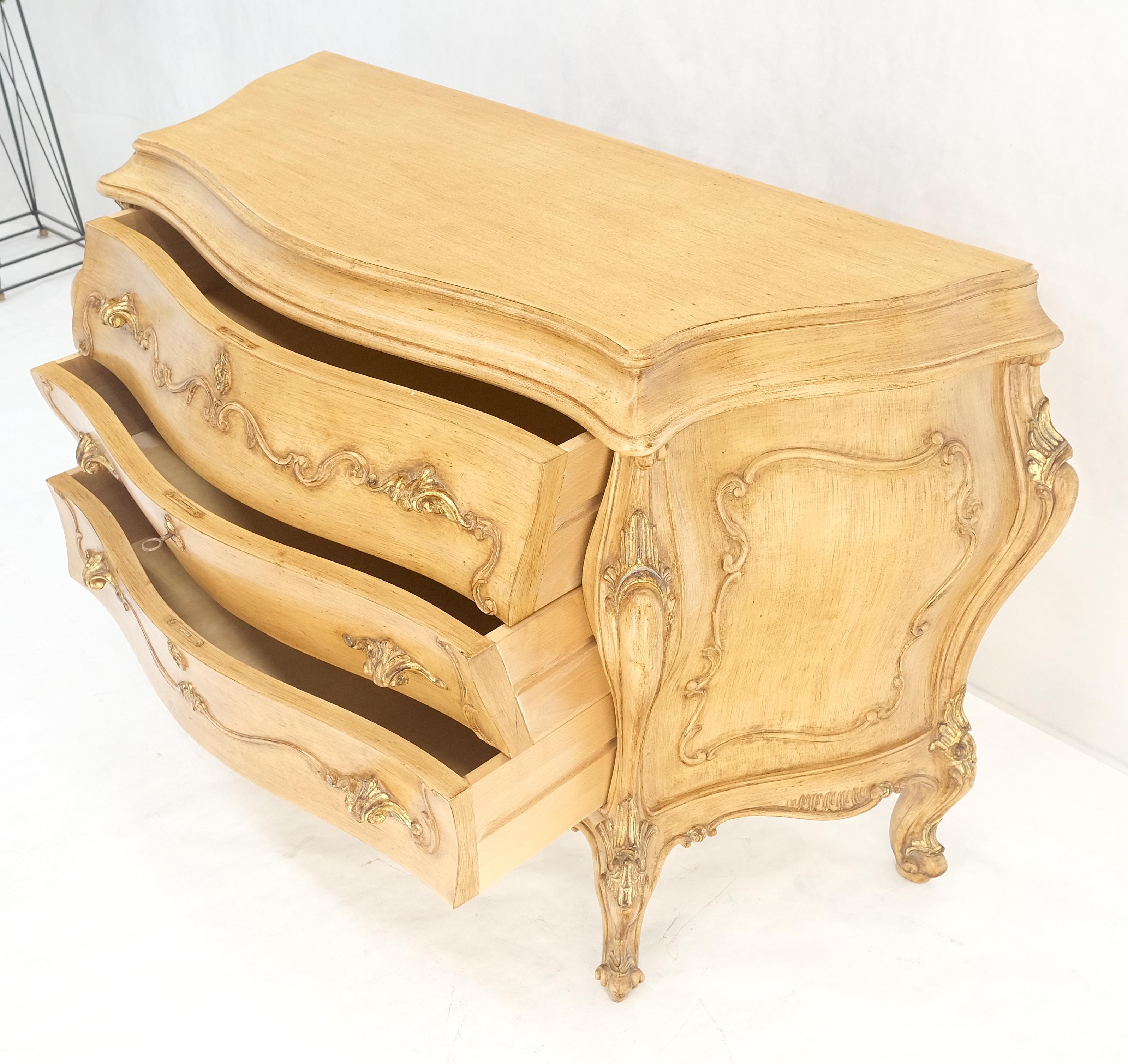 Console à 3 tiroirs de style Bombay peinte et décorée de volutes sculptées en vente 1