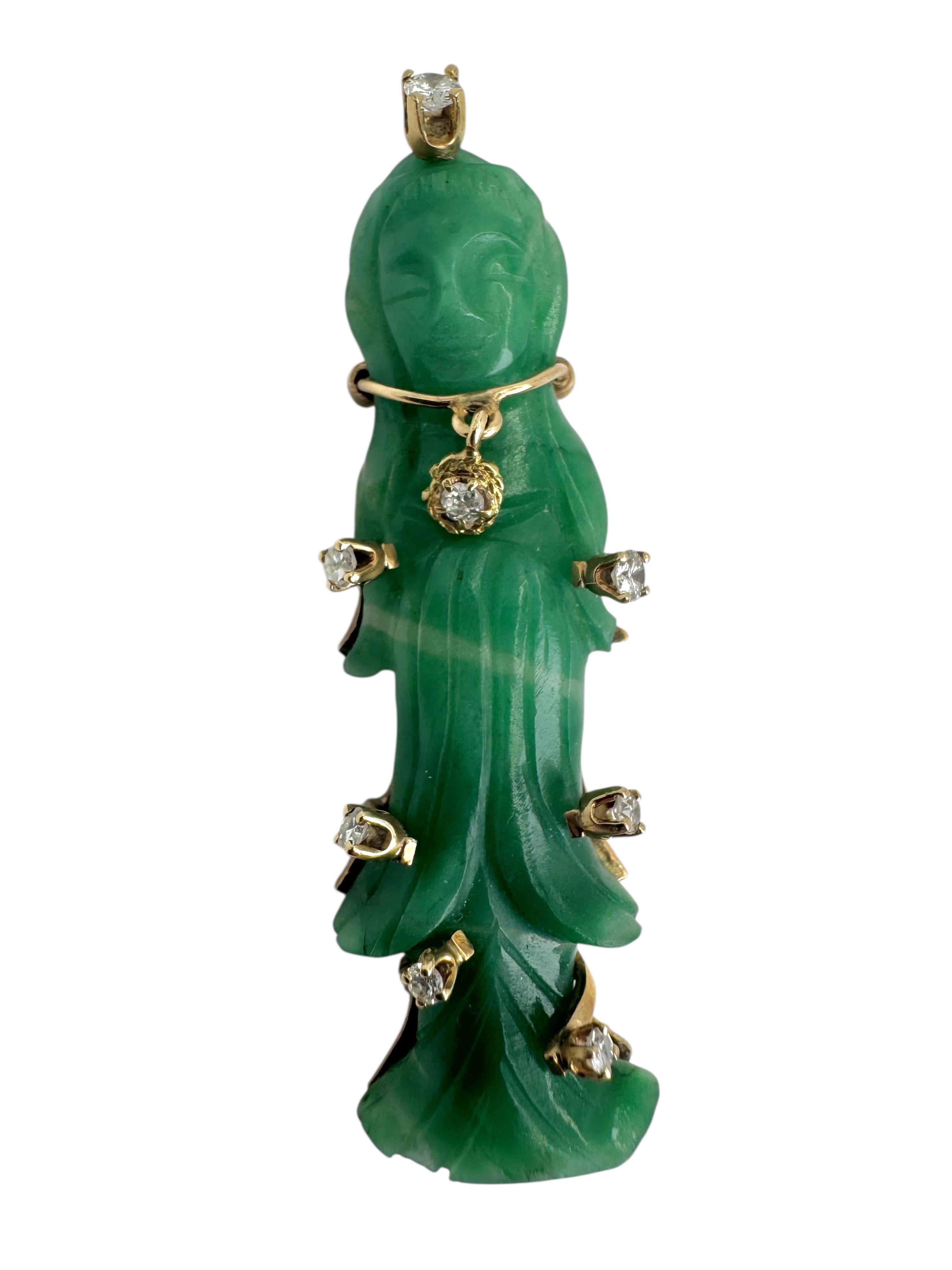 Este exclusivo alfiler de mediados de siglo presenta una figura finamente tallada en rica serpentina verde, engastada en oro amarillo de 14 quilates. La figura está adornada con 8 diamantes redondos talla brillante, que suman aproximadamente 0,20