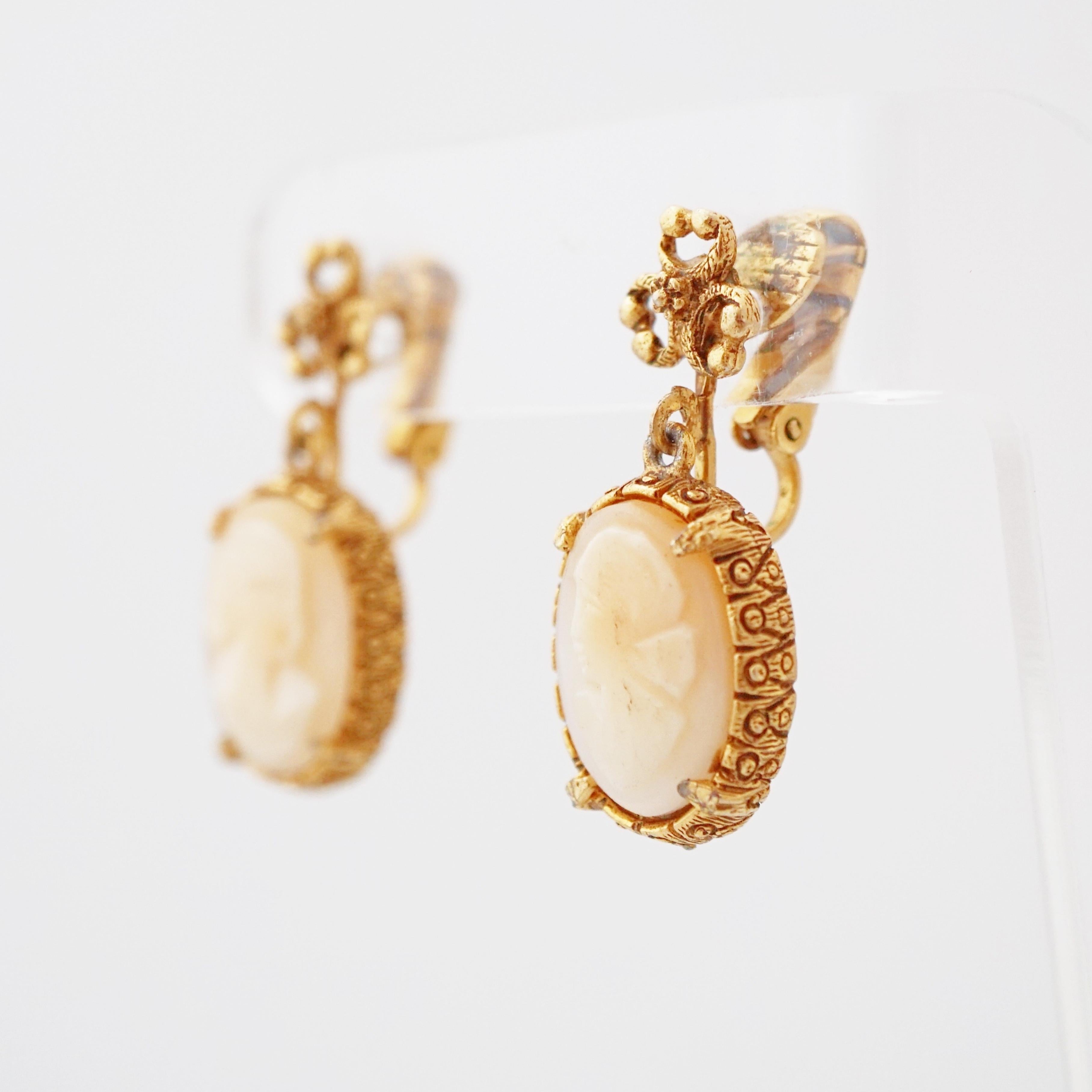 - Vintage item

- Collectible costume jewelry piece from the mid-century

- Each earring measures 1.25