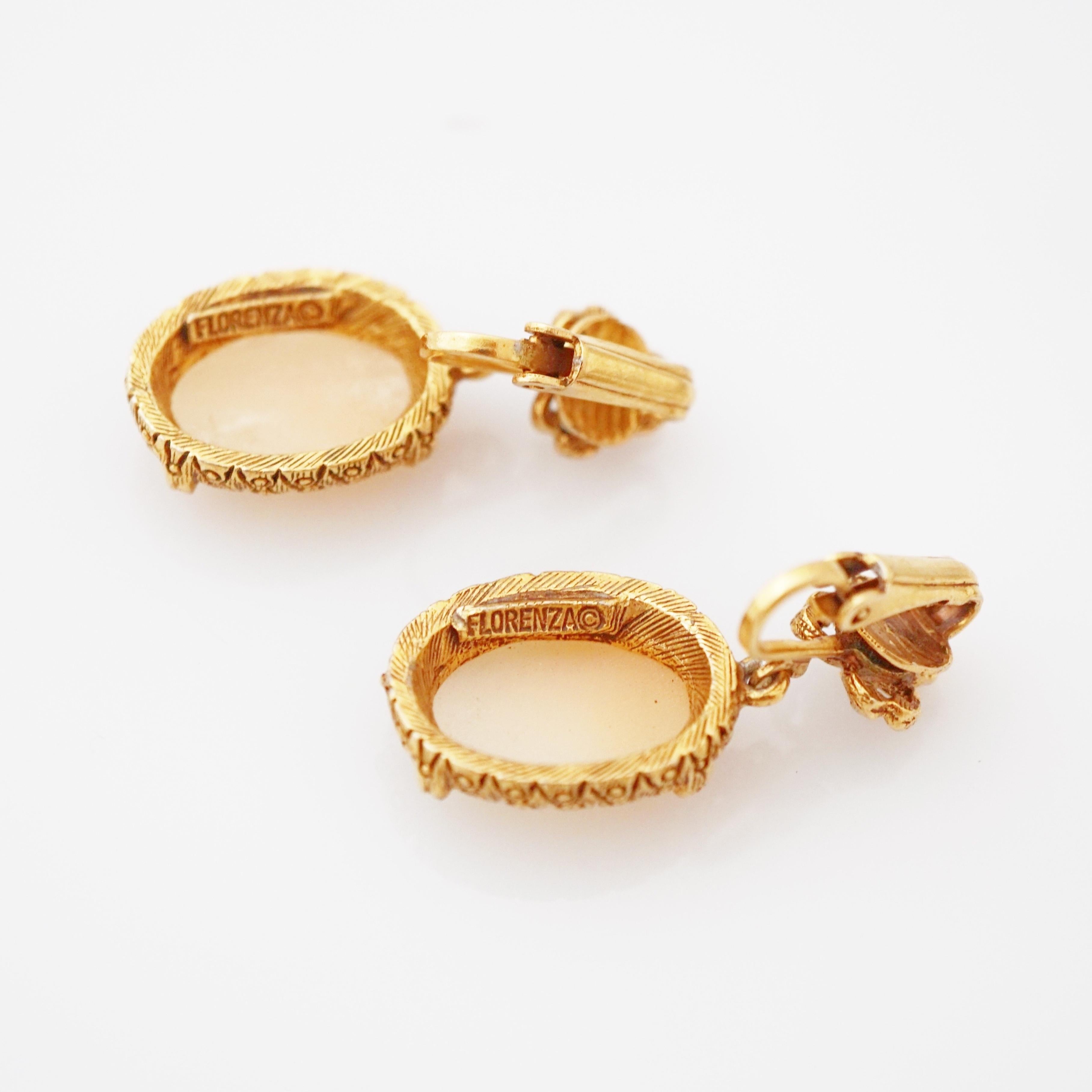 Geschnitzte Muschelkamee-Tropfen-Ohrringe von Florenza, 1960er Jahre im Zustand „Gut“ im Angebot in McKinney, TX