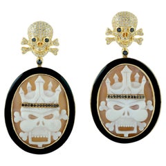 Pendants d'oreilles en or 18 carats avec camée en forme de coquillage sculpté et émail avec crâne
