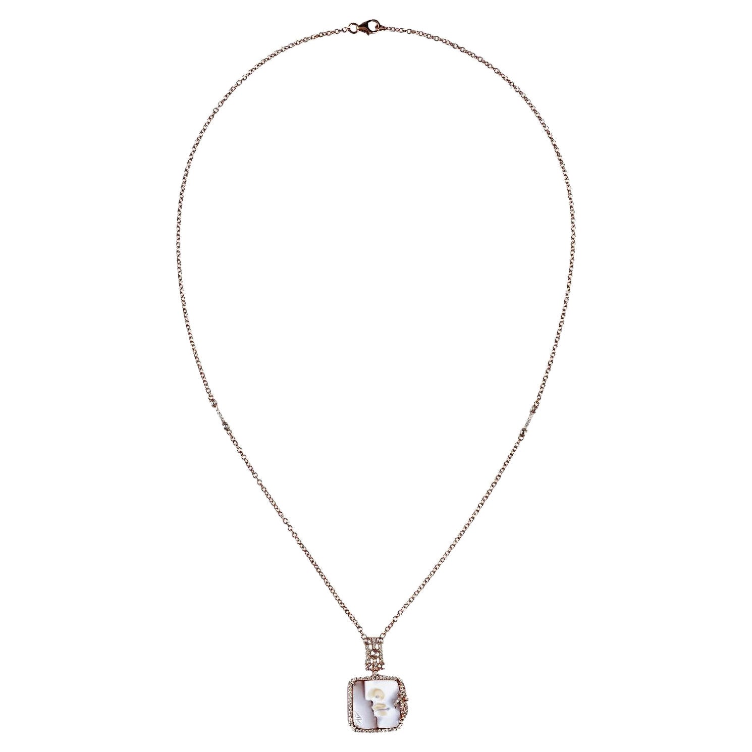 Collar matiné de camafeo de concha tallada con diamantes en oro rosa de 18 quilates