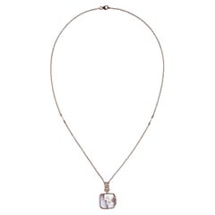 Collar matiné de camafeo de concha tallada con diamantes en oro rosa de 18 quilates