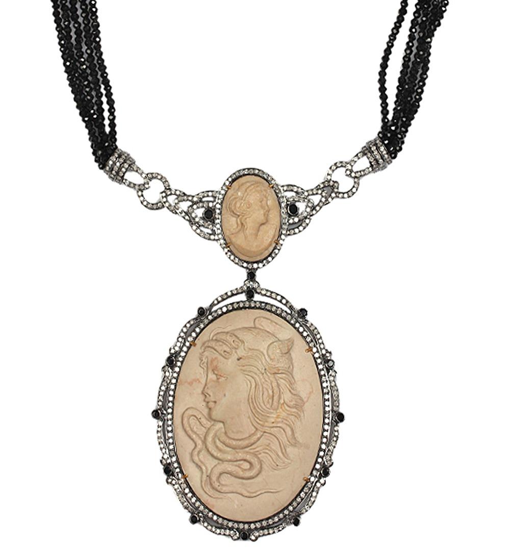 18Kt:0.73g,
Diamond:6.6Ct,
Silver:25.93g,
Cameo:201.95Ct,
Spinello nero: 127,08Ct,
Dimensioni: 598mmXXMM
