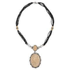 Geschnitzte Muschelkamee-Halskette mit schwarzem Spinell und Pave-Diamanten
