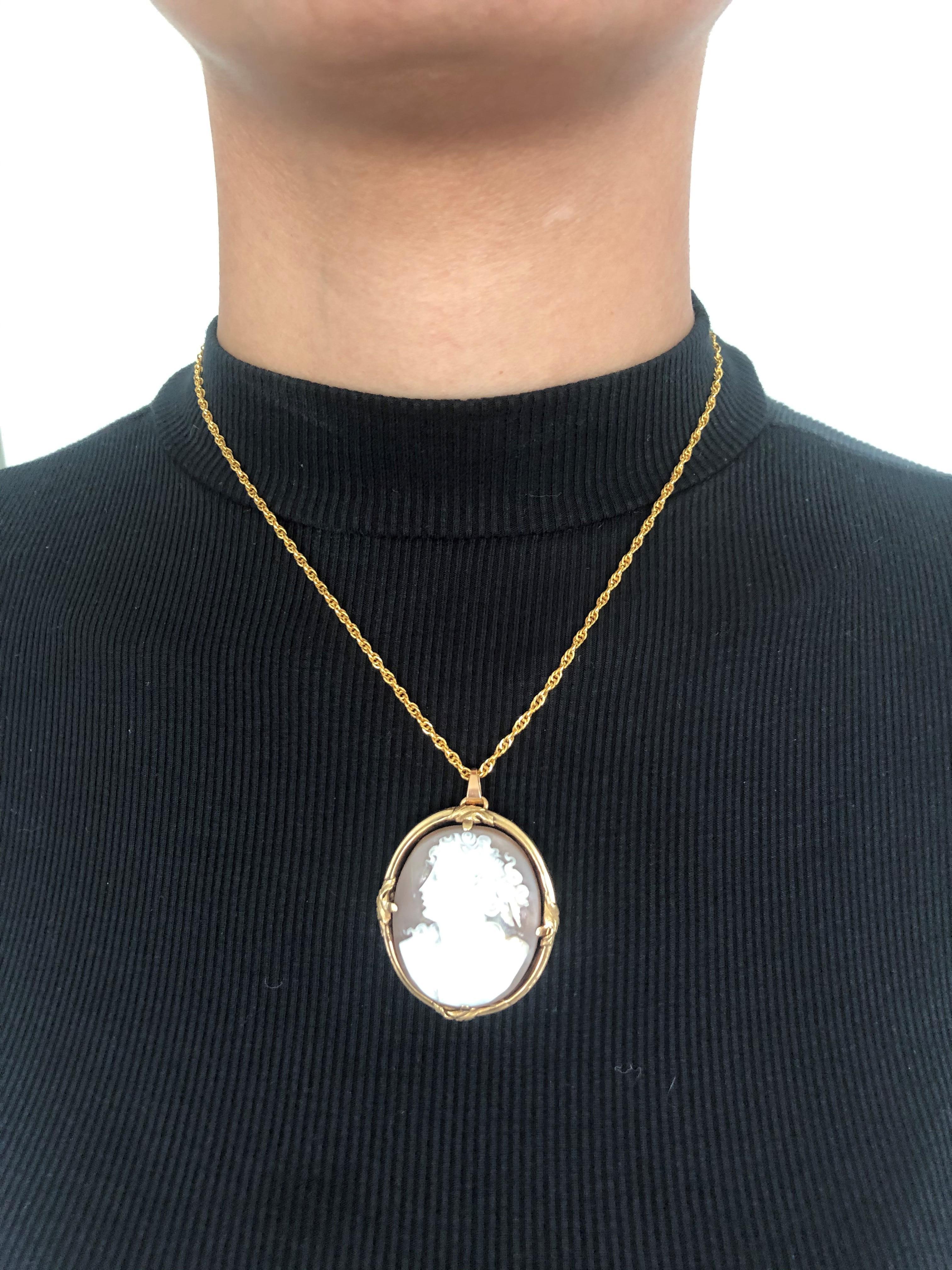 Carved Shell Cameo Pendant with Frame in 18 Karat Yellow Gold In Fair Condition In Lucerne, CH