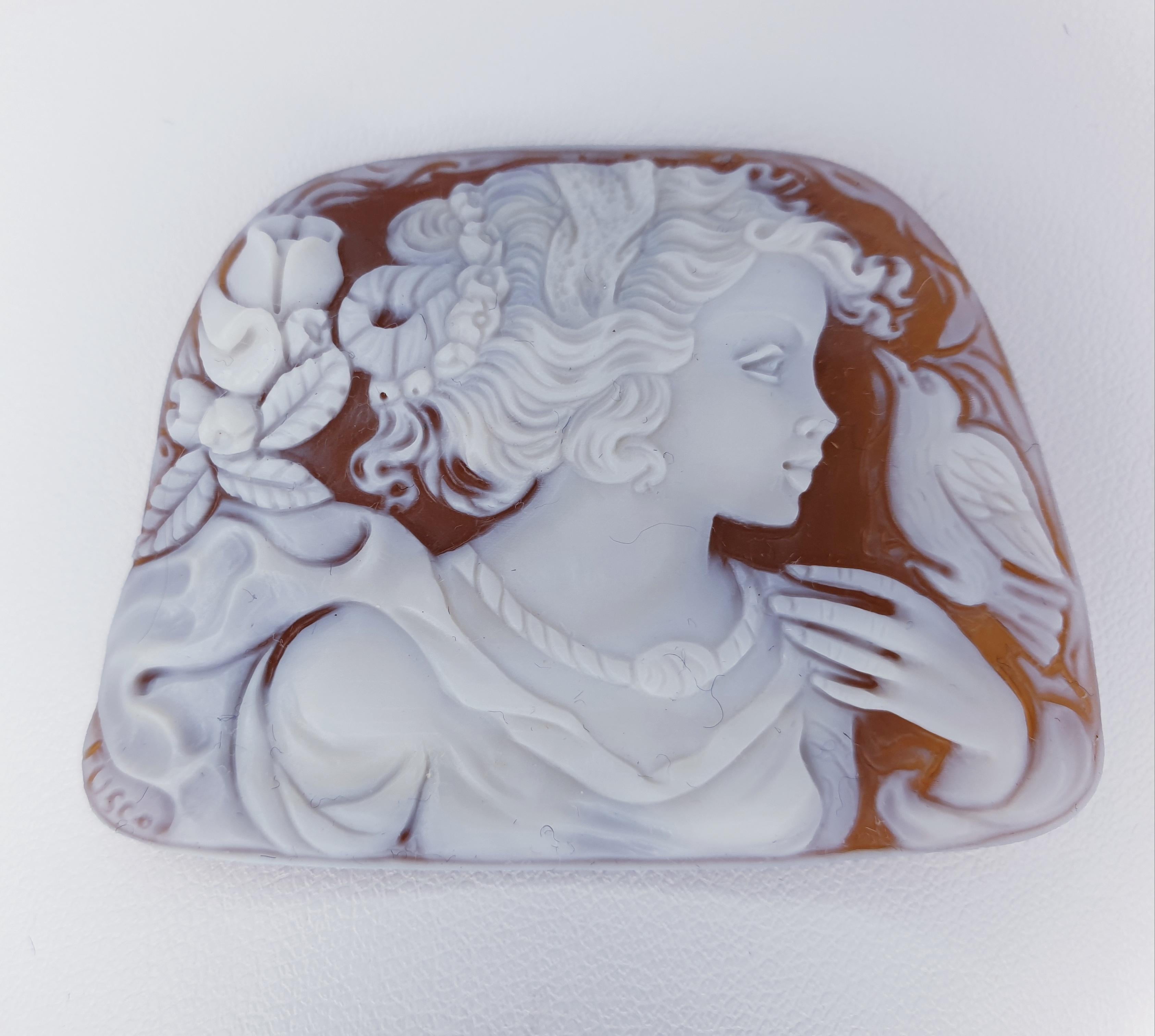 Contemporain Portrait d'un camée en coquillage sculpté, signé de la marque Classical Beauty Estate Fine Jewelry en vente