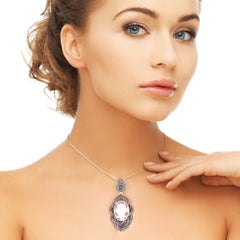 Geschnitzter Muschelkamee-Anhänger mit Smaragd und Pave-Diamanten aus Gold und Silber