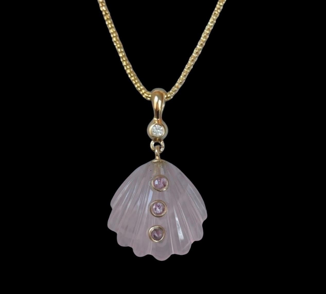 Taille mixte Collier en coquillage sculpté, quartz rose, saphirs roses et diamant sur chaîne en or 14k en vente