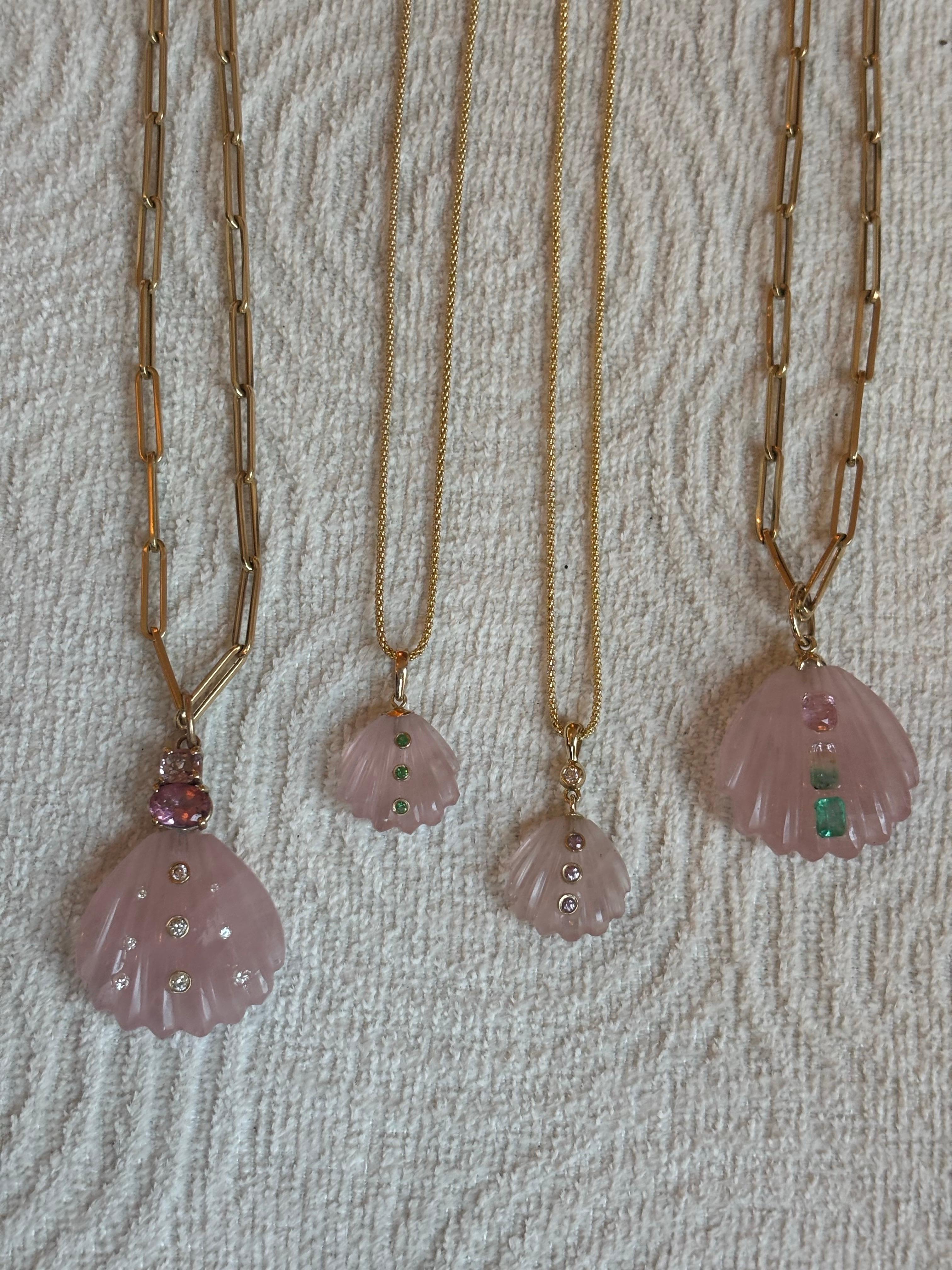 Collier en coquillage sculpté, quartz rose, saphirs roses et diamant sur chaîne en or 14k en vente 1