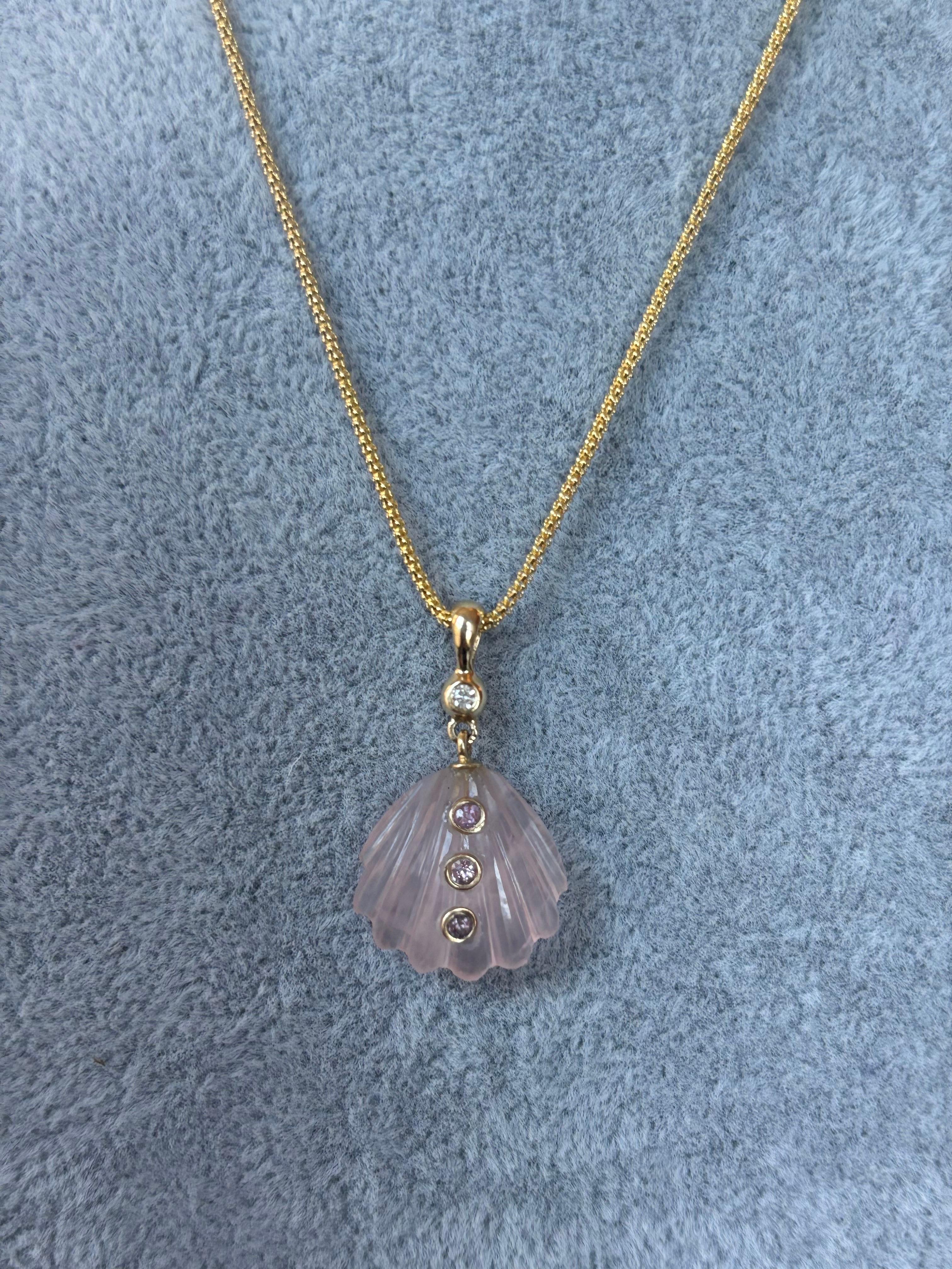 Collier en coquillage sculpté, quartz rose, saphirs roses et diamant sur chaîne en or 14k en vente 4