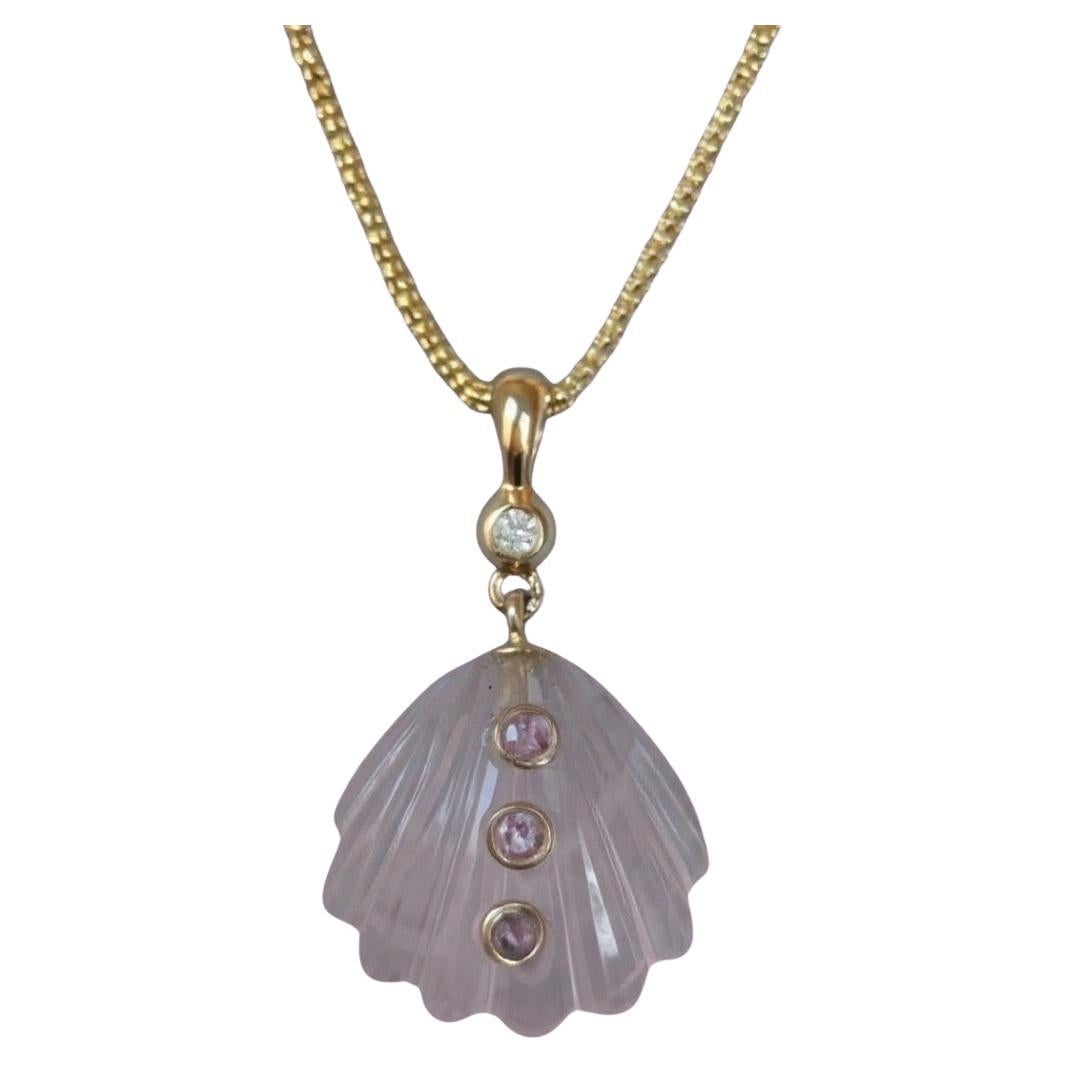Collier en coquillage sculpté, quartz rose, saphirs roses et diamant sur chaîne en or 14k Neuf - En vente à New York, NY