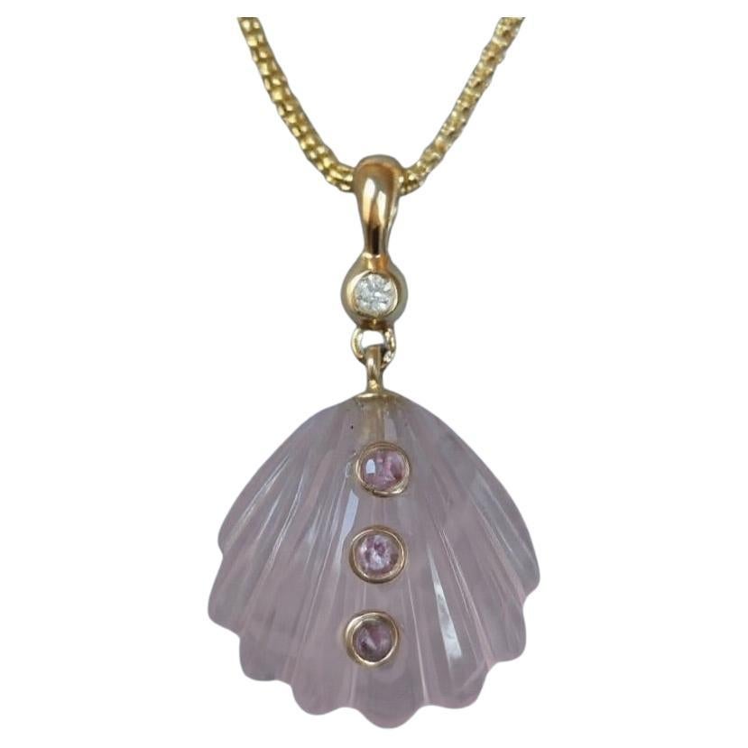 Collana con conchiglia intagliata, quarzo rosa, zaffiri rosa e diamante su catena d
oro 14k