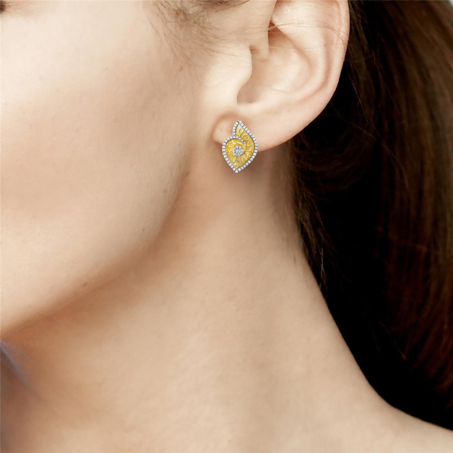 Wir stellen Ihnen unsere wunderschönen Ohrringe in Muschelform vor, die in Handarbeit aus 14-karätigem Gelbgold gefertigt und am Rand mit Diamanten verziert sind. Diese Ohrringe sind eine wunderschöne Hommage an die natürliche Schönheit des Ozeans,