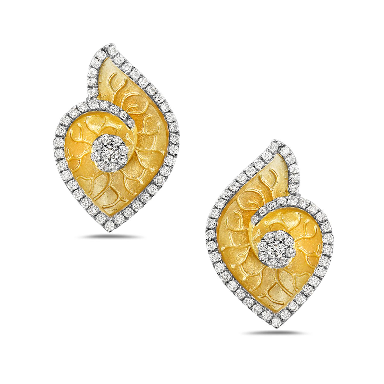 Geschnitzte Muschelförmige Ohrringe aus 14 Karat Gelbgold mit Diamanten an der Kante im Zustand „Neu“ im Angebot in New York, NY