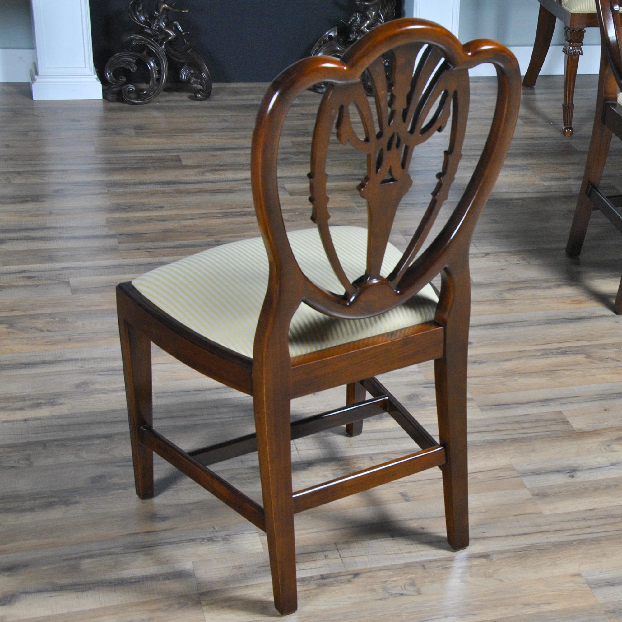 Stühle mit geschnitzter Schildlehne, 10er-Set  im Angebot 10