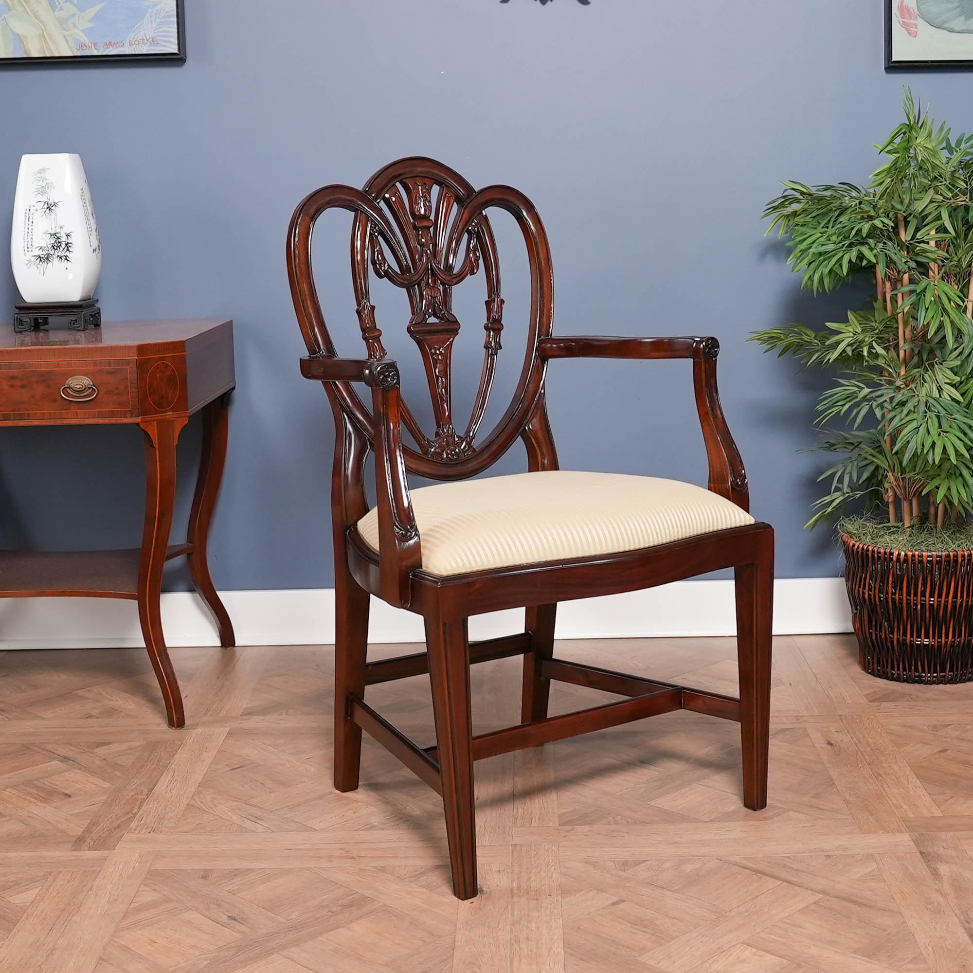 Questo set di 10 sedie con schienale a scudo intagliato è leggermente più grande e più pesante di altre nostre sedie con schienale a scudo. Le sedie di questo set sono belle come tutte le sedie che produciamo. Lo schienale della sedia,