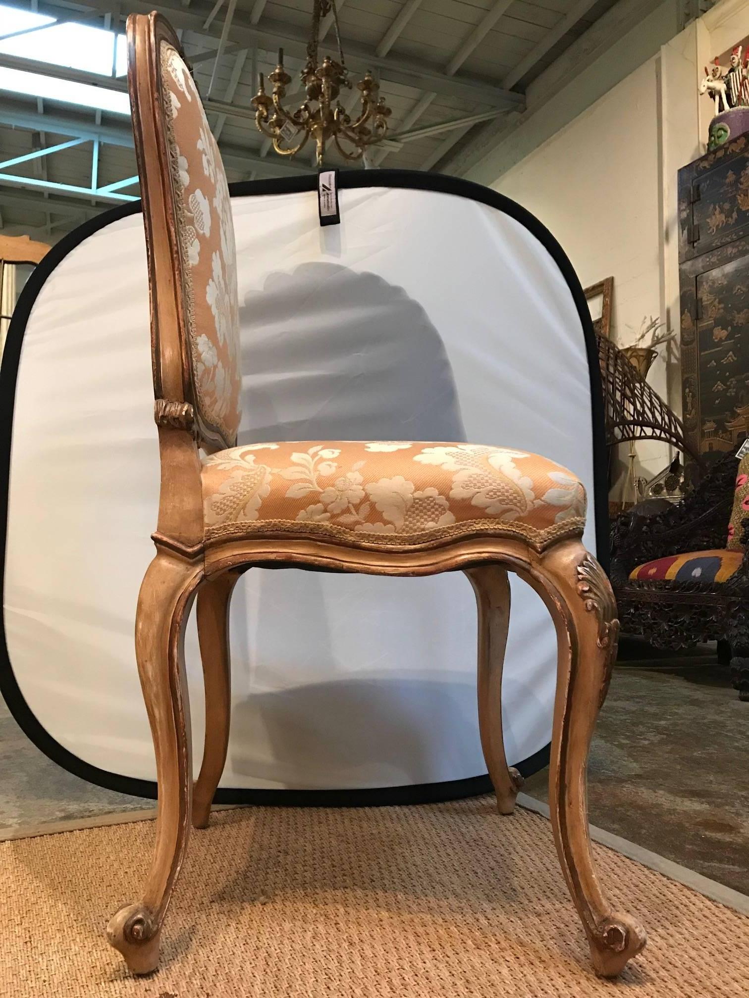 Chaise d'appoint à cadre sculpté, peinte et dorée.