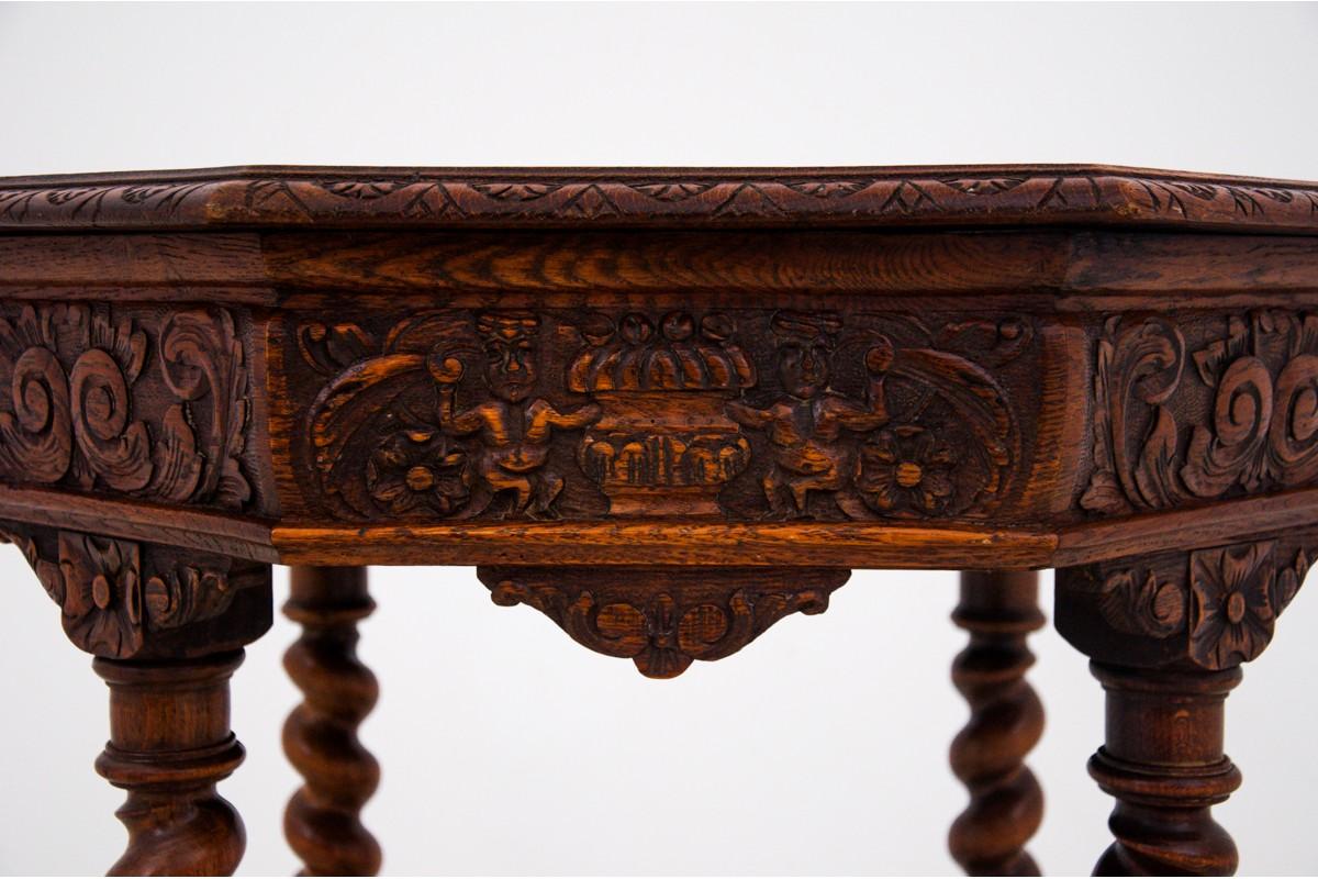 Carved table, France, circa 1910.

Very good condition.

Wood: oak

Dimensions:

Height: 75 cm, diameter 75 cm.
