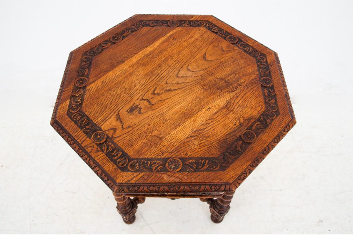 Néo-gothique Table d'appoint sculptée, France, vers 1910 en vente