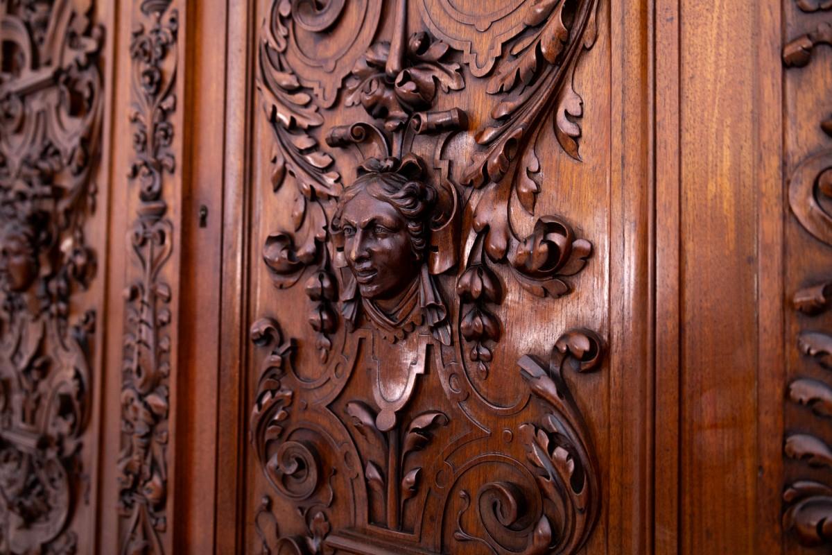 Carved sideboard, France, ca. 1870. In Good Condition For Sale In Chorzów, PL