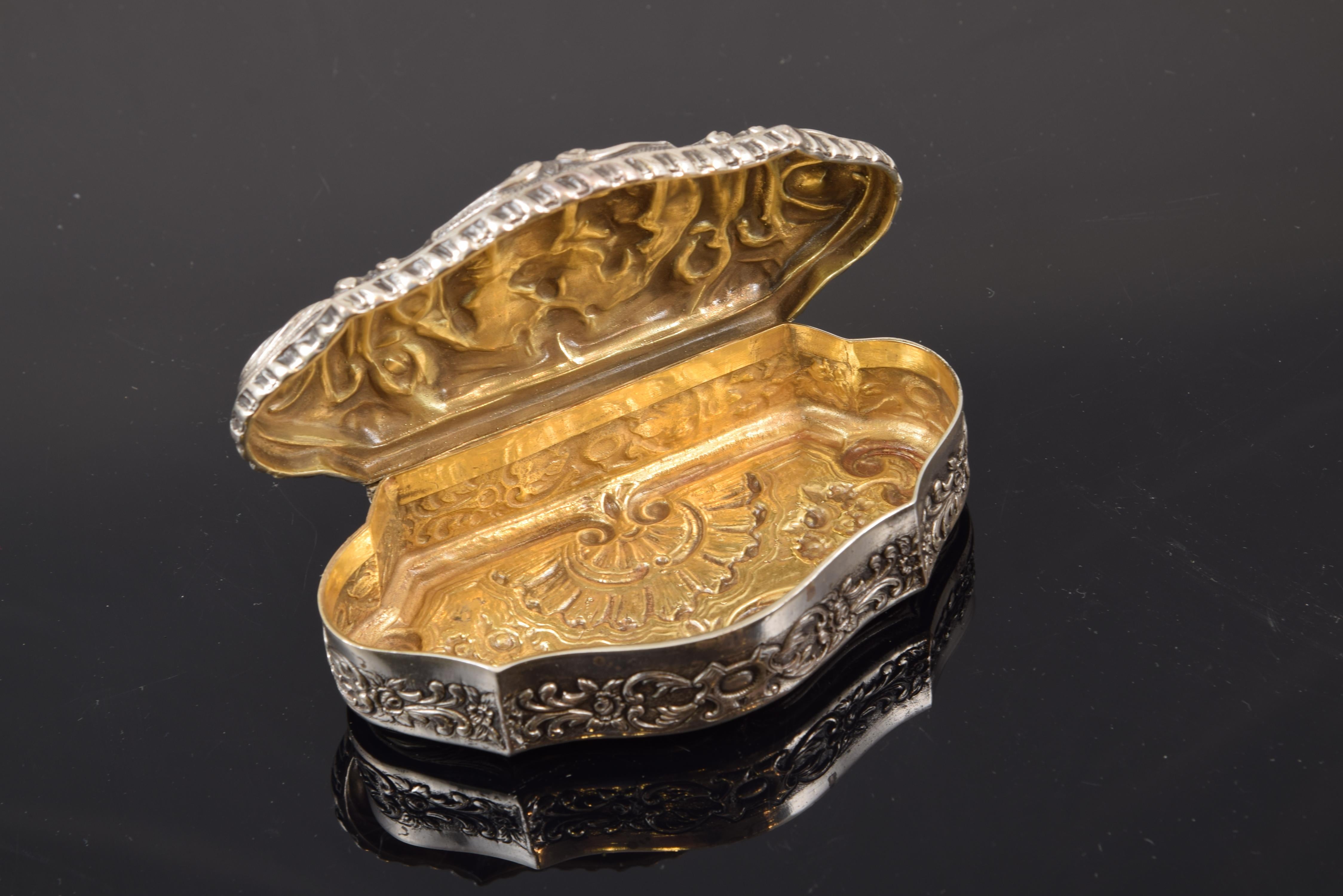 Carved Silver Box, 20th Century In Fair Condition For Sale In Madrid, ES