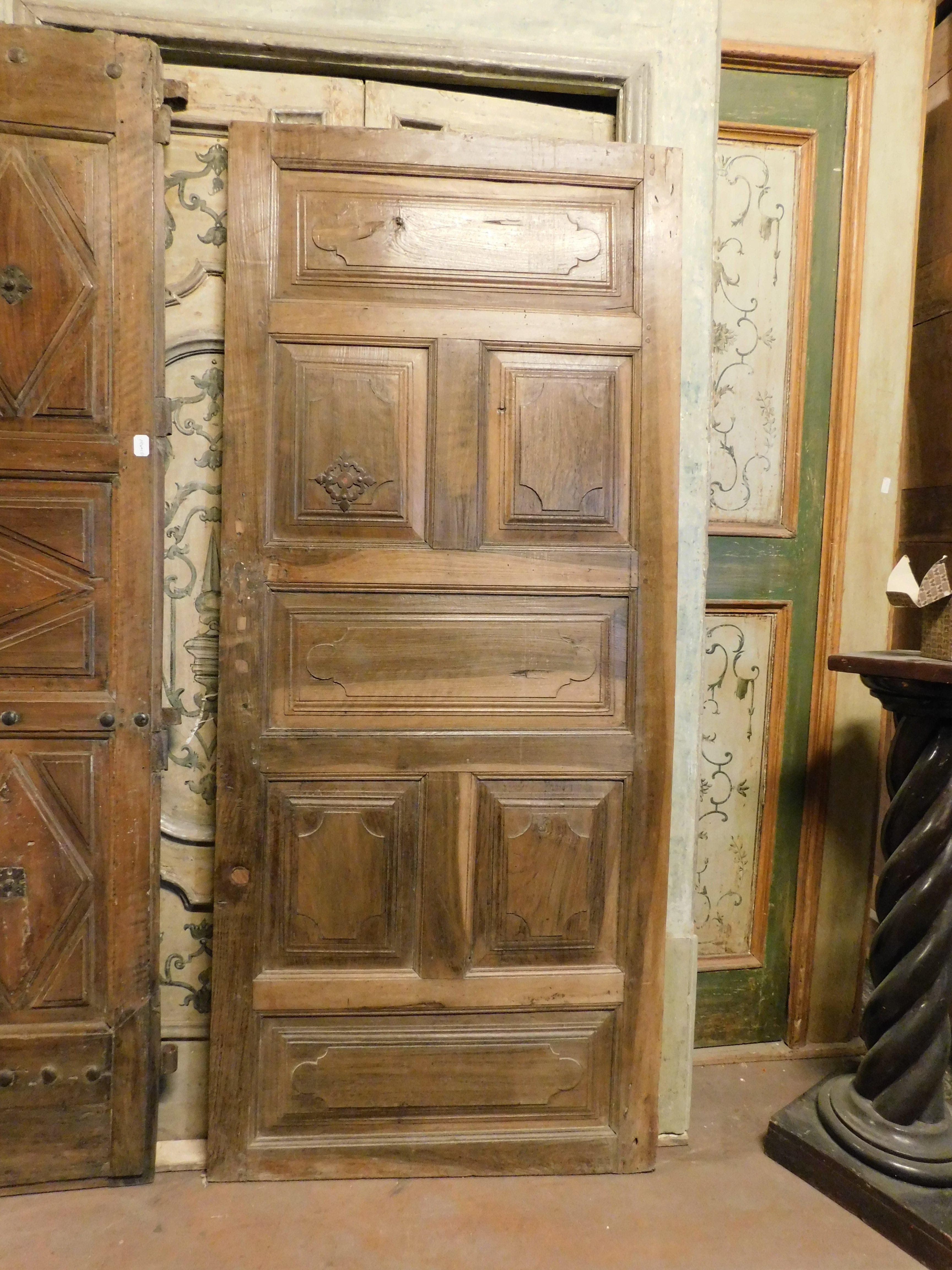 Carved single-leaf walnut door, Italy In Good Condition For Sale In Cuneo, Italy (CN)