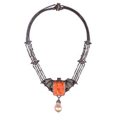 Collier de cordes en corail sculpté avec tête de mort et plusieurs pierres précieuses