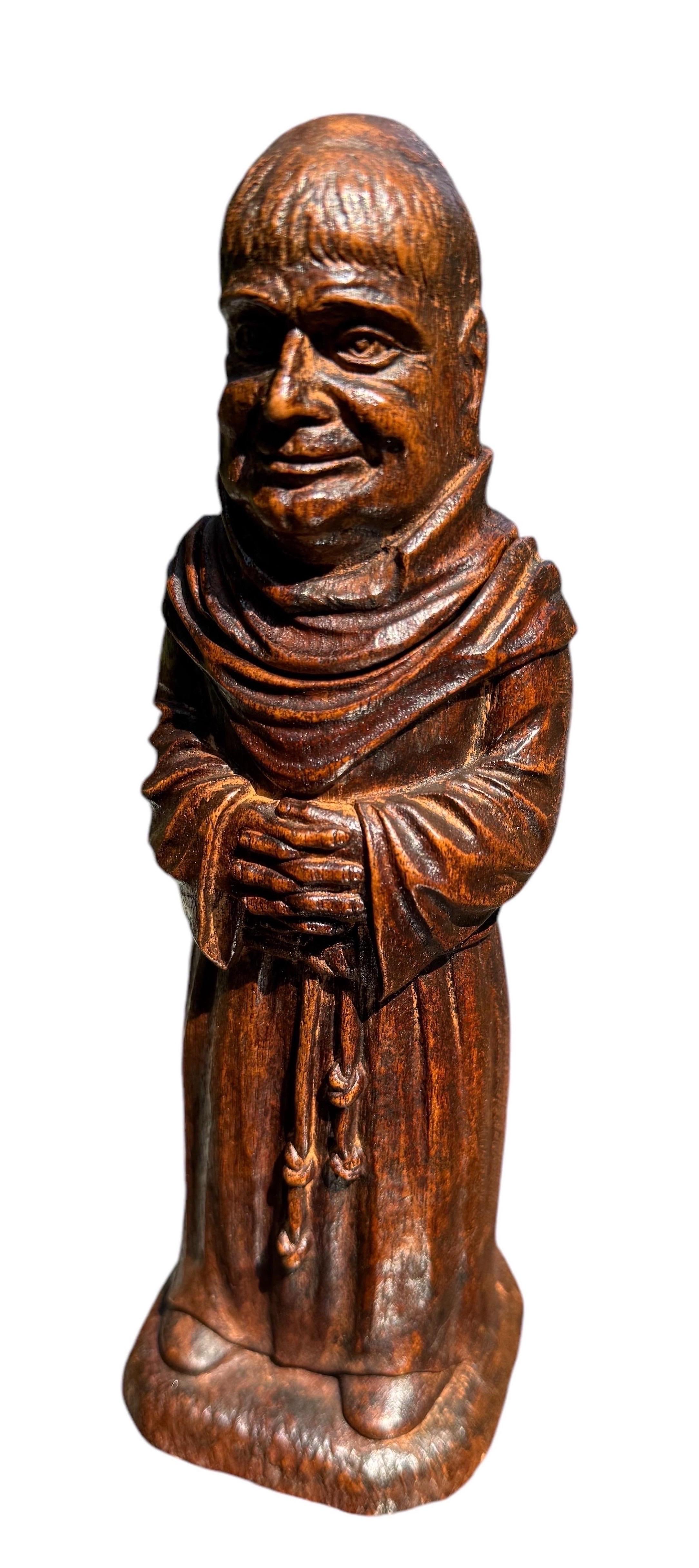 Sacacorchos Monje Sonriente Tallado

Es un producto de la Syracuse Ornamental Company de Siracusa, Nueva York, y data de la década de 1950.  FINA condición mancha original, el sacacorchos es de longitud completa 