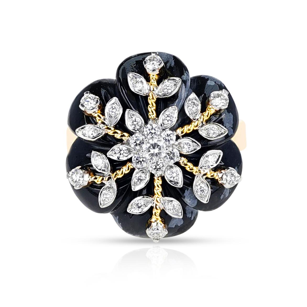 Bague en obsidienne flocon de neige de 11,35 carats avec 0,39 carats de diamants en or jaune 14 carats. Le poids total de la bague est de 5,02 grammes. Taille de la bague 6.25. 