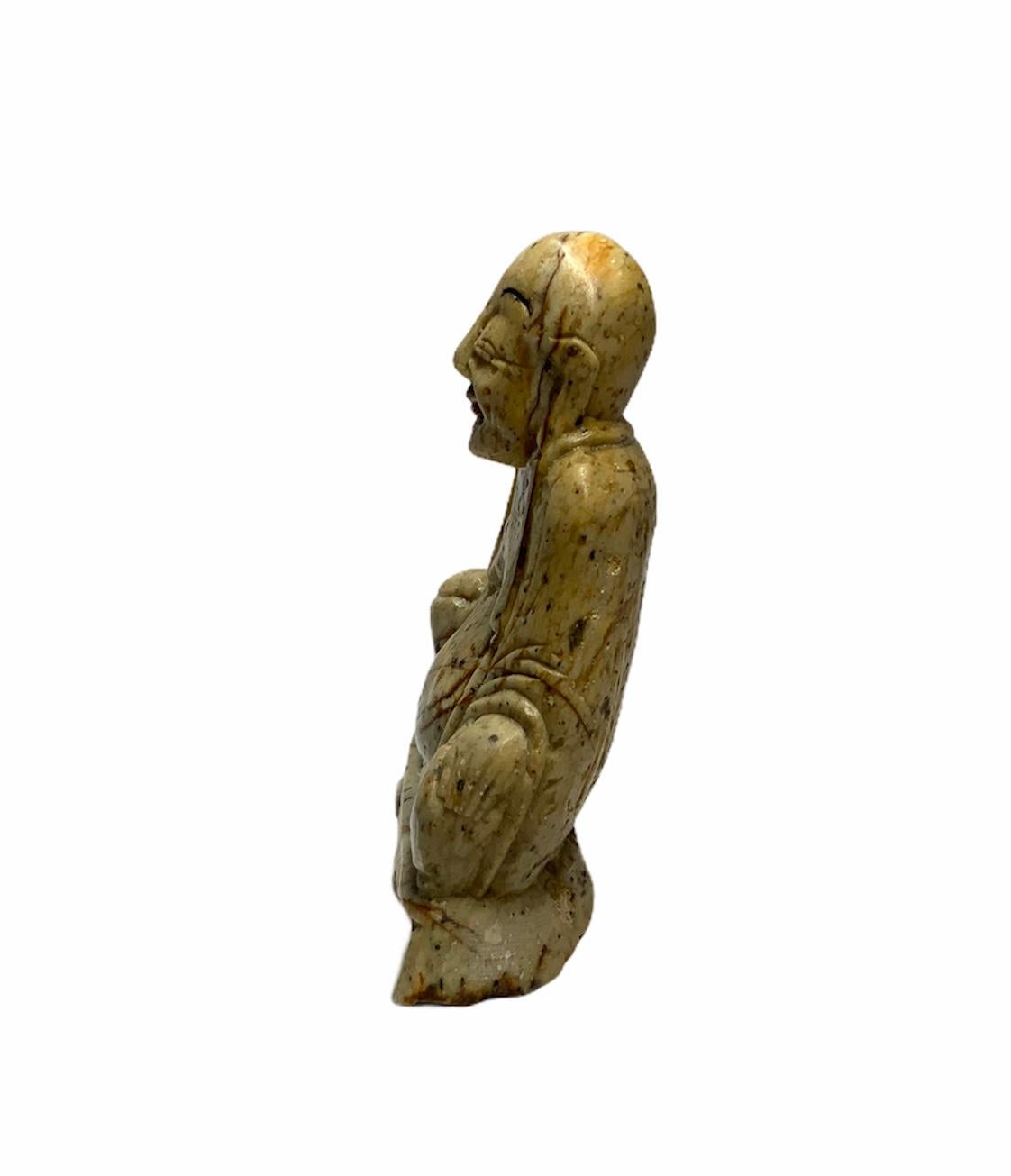 Geschnitzter Seifenstein-Buddha (Handgeschnitzt) im Angebot