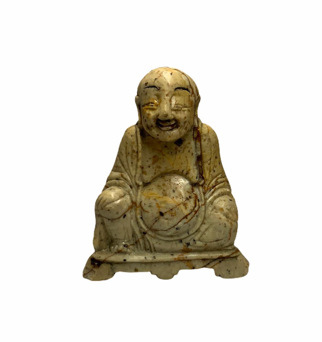 Geschnitzter Seifenstein-Buddha im Zustand „Starke Gebrauchsspuren“ im Angebot in Guaynabo, PR