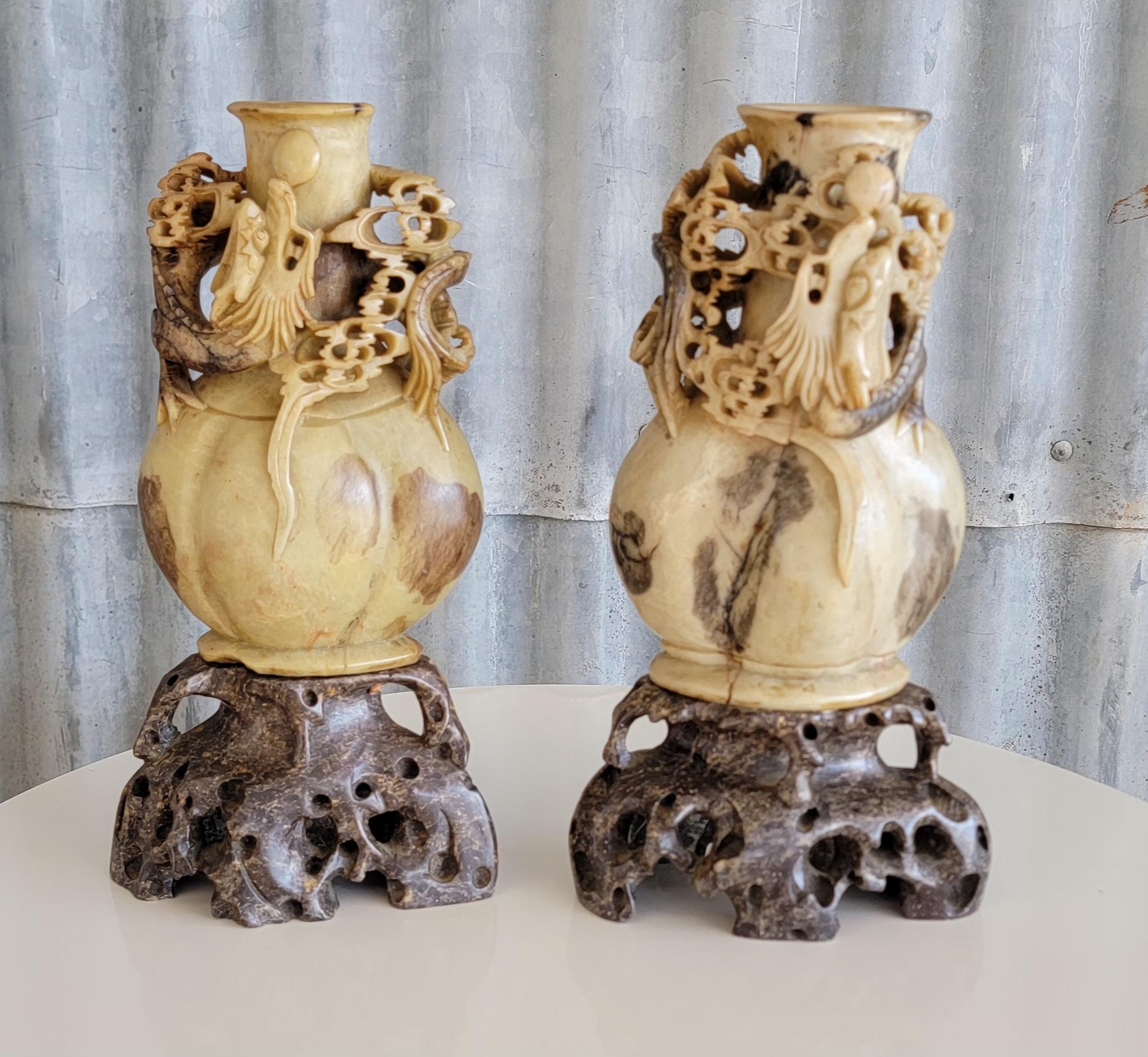 Paire de vases en stéatite sculptés à la main avec un motif de dragon. Les mesures sont pour chaque pièce.