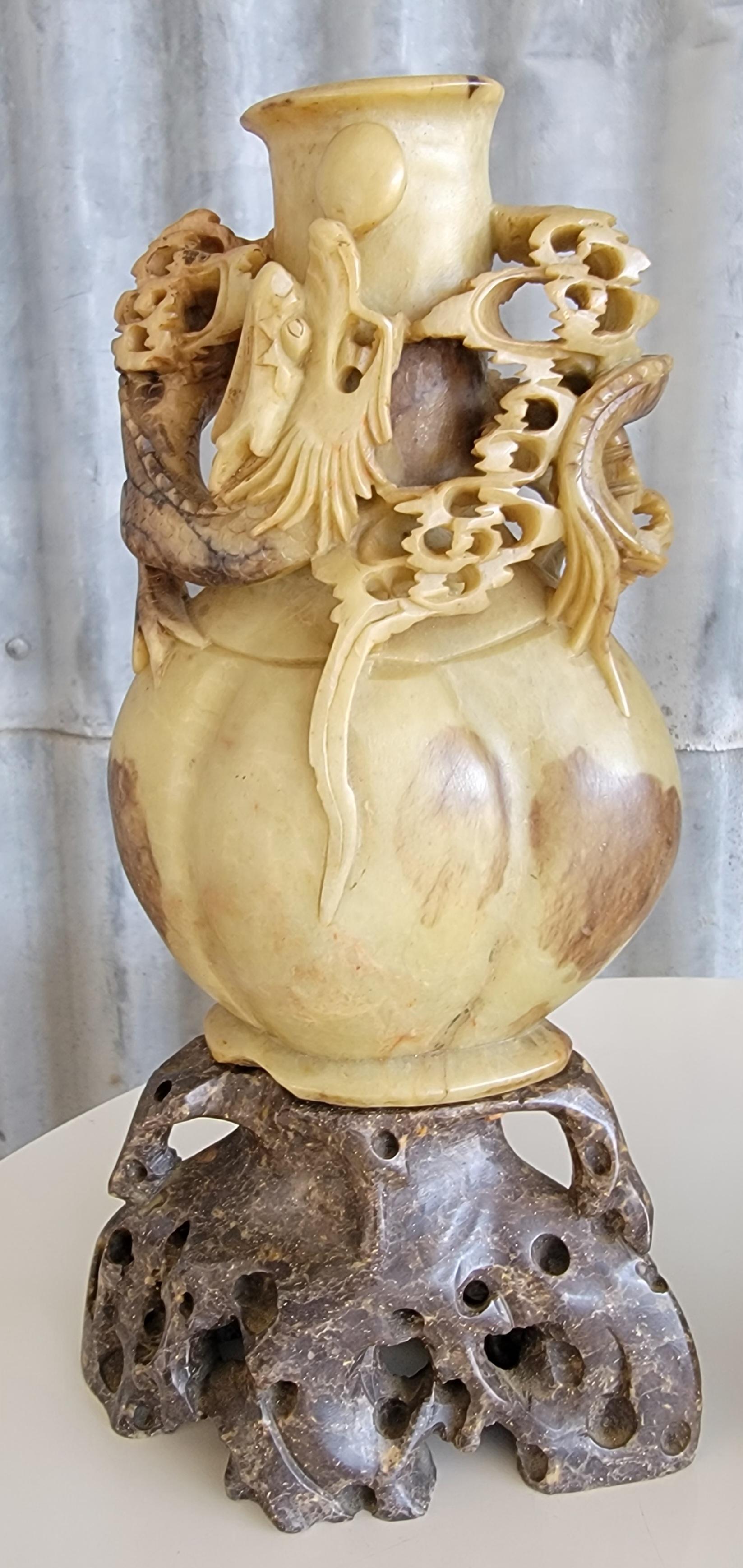 Chinois Sculptures de dragon en pierre ollaire sculptée sur table en vente