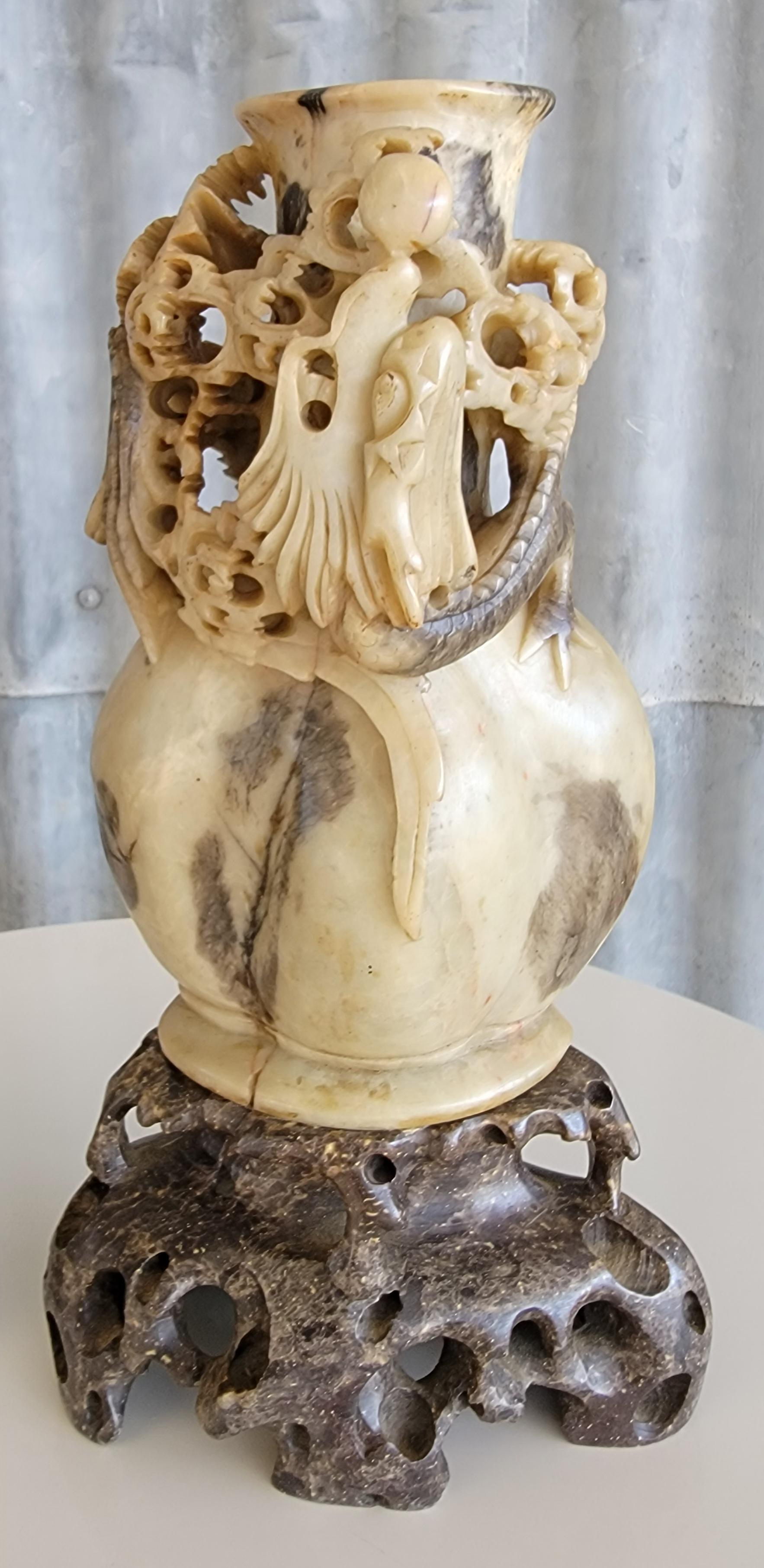Sculpté à la main Sculptures de dragon en pierre ollaire sculptée sur table en vente