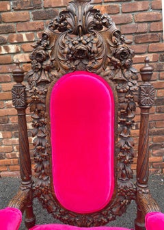 Fauteuil français ancien en chêne massif sculpté avec velours rose