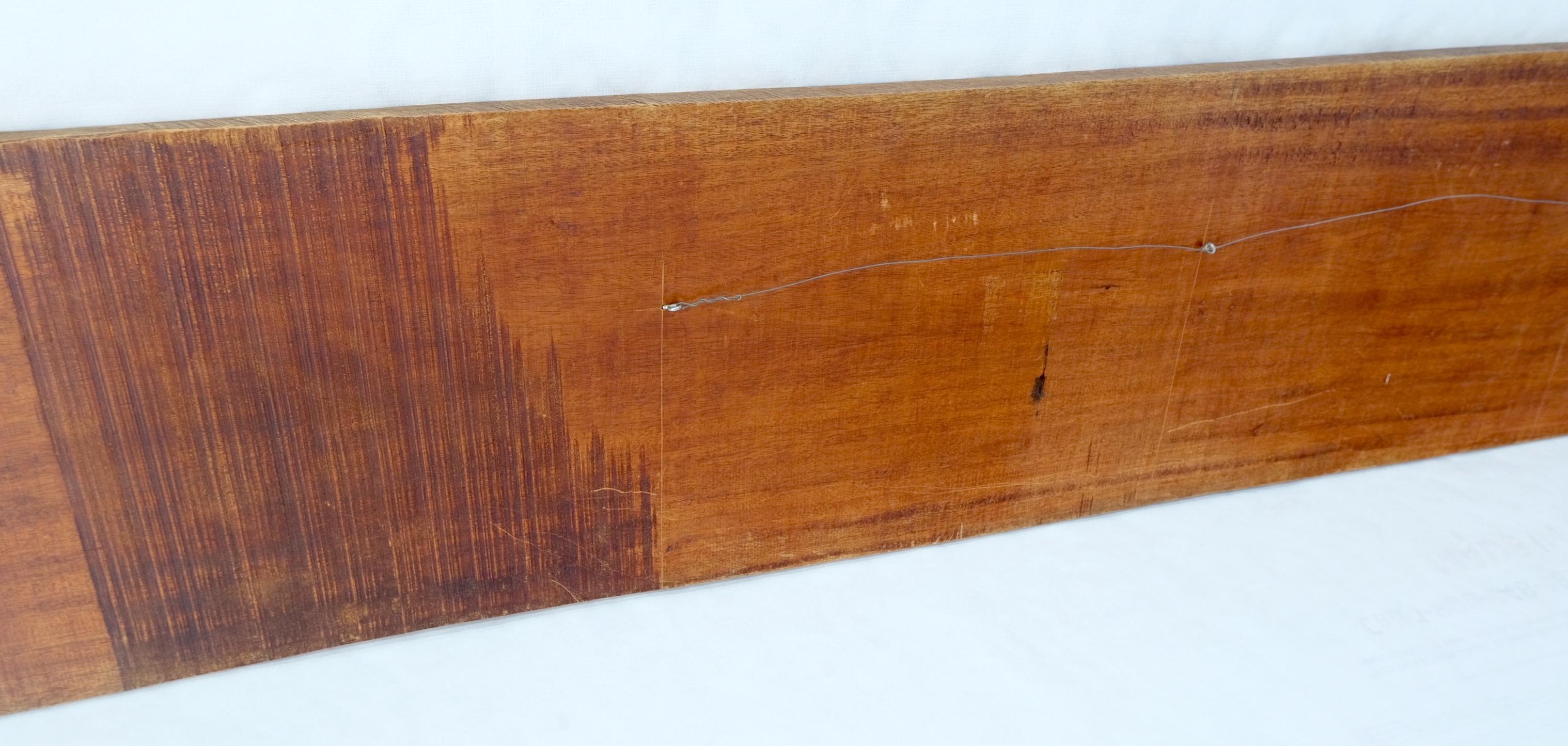 Geschnitzte, lange, rechteckige Wandtafel aus massivem Teakholz mit Relief, die einen Dorfbewohner darstellt im Angebot 6