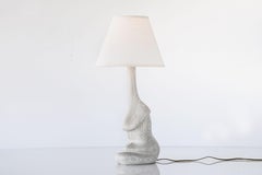 Lámpara de sobremesa orgánica tallada en madera maciza de roble blanco con pantalla de lino blanco