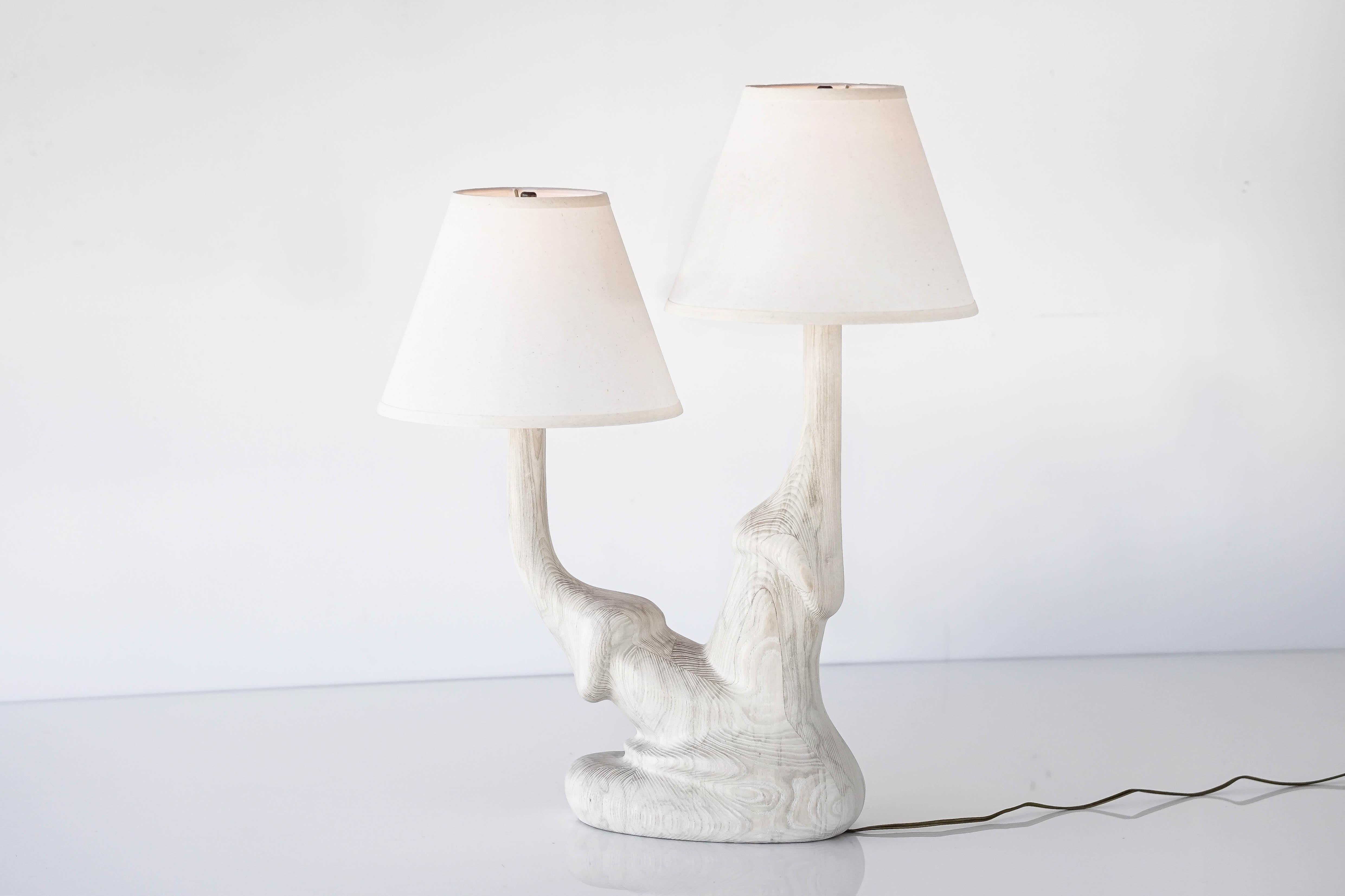Nord-américain Lampe de bureau organique en bois de chêne blanc massif sculpté avec abat-jour double en lin en vente