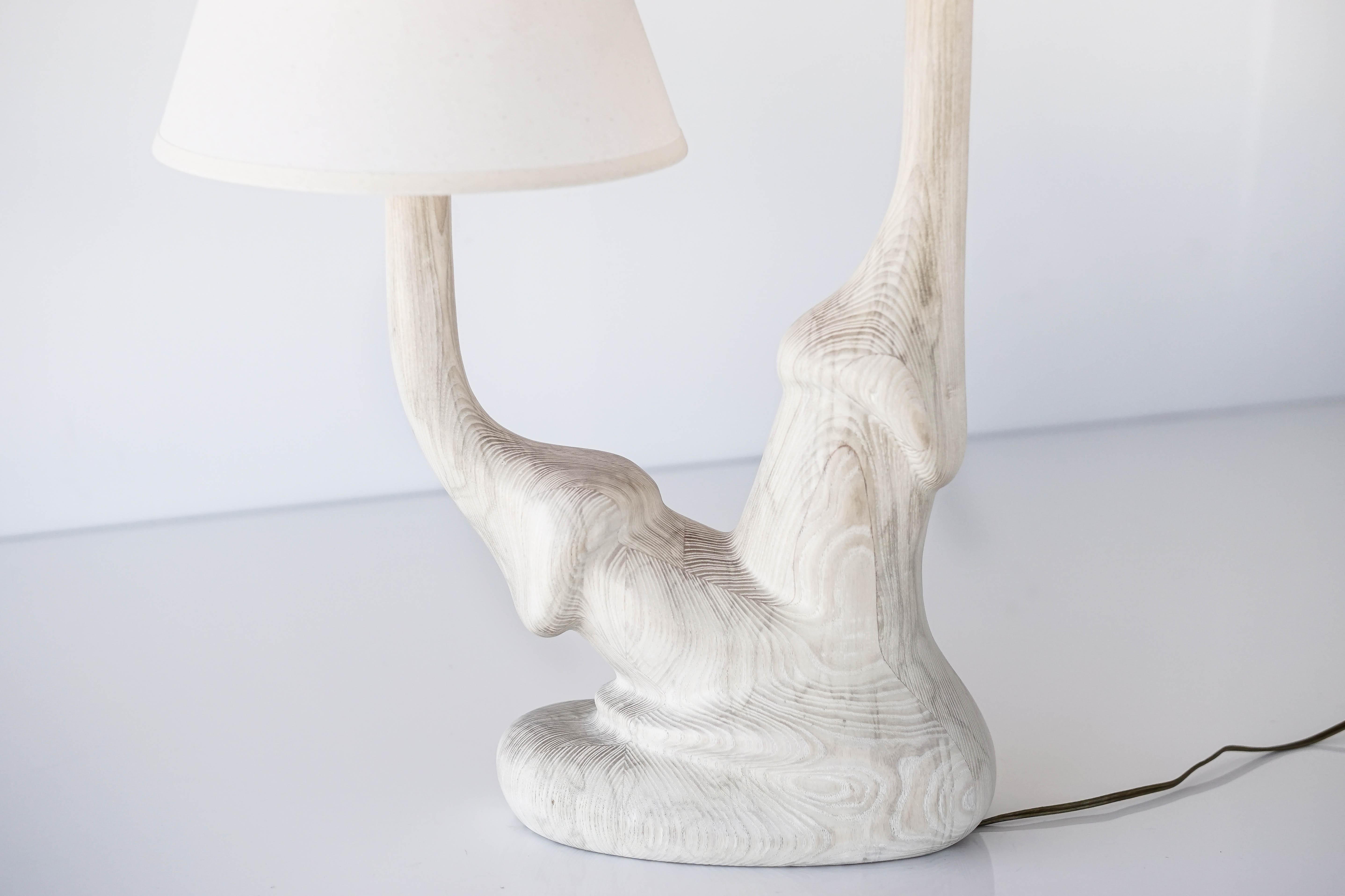 Sculpté à la main Lampe de bureau organique en bois de chêne blanc massif sculpté avec abat-jour double en lin en vente