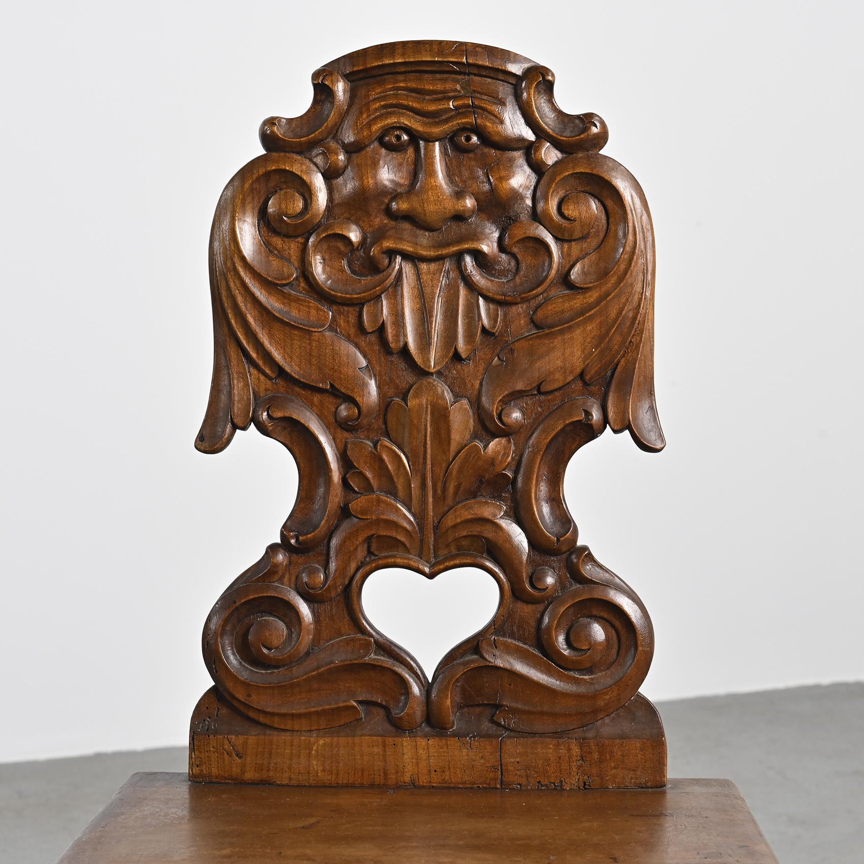 Carved solid wood escabelle, Swiss Alps, circa 1950 In Good Condition For Sale In VILLEURBANNE, FR