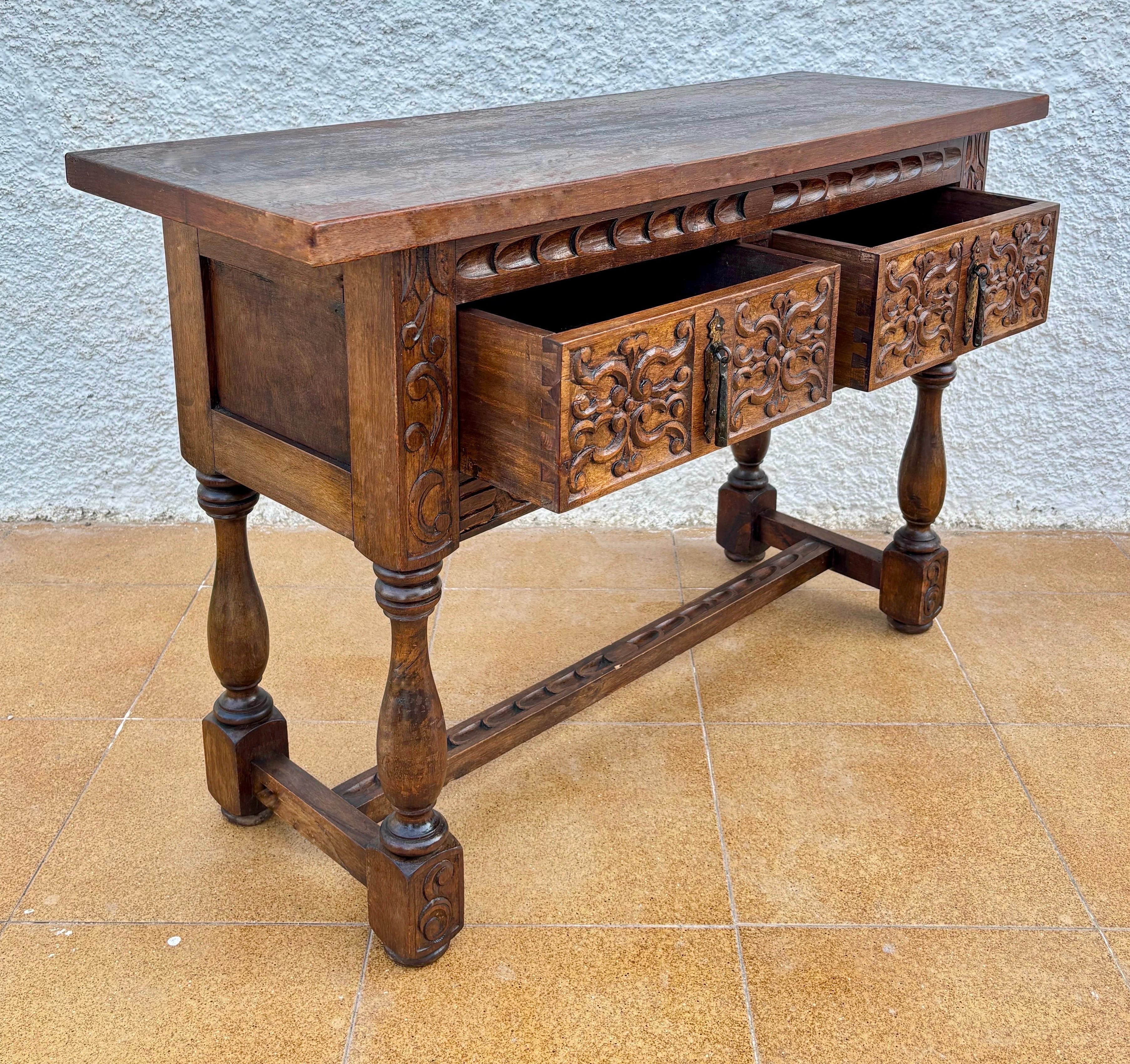 Carved Spanish Console in Renaissance Style, Early 20th Century Español en venta